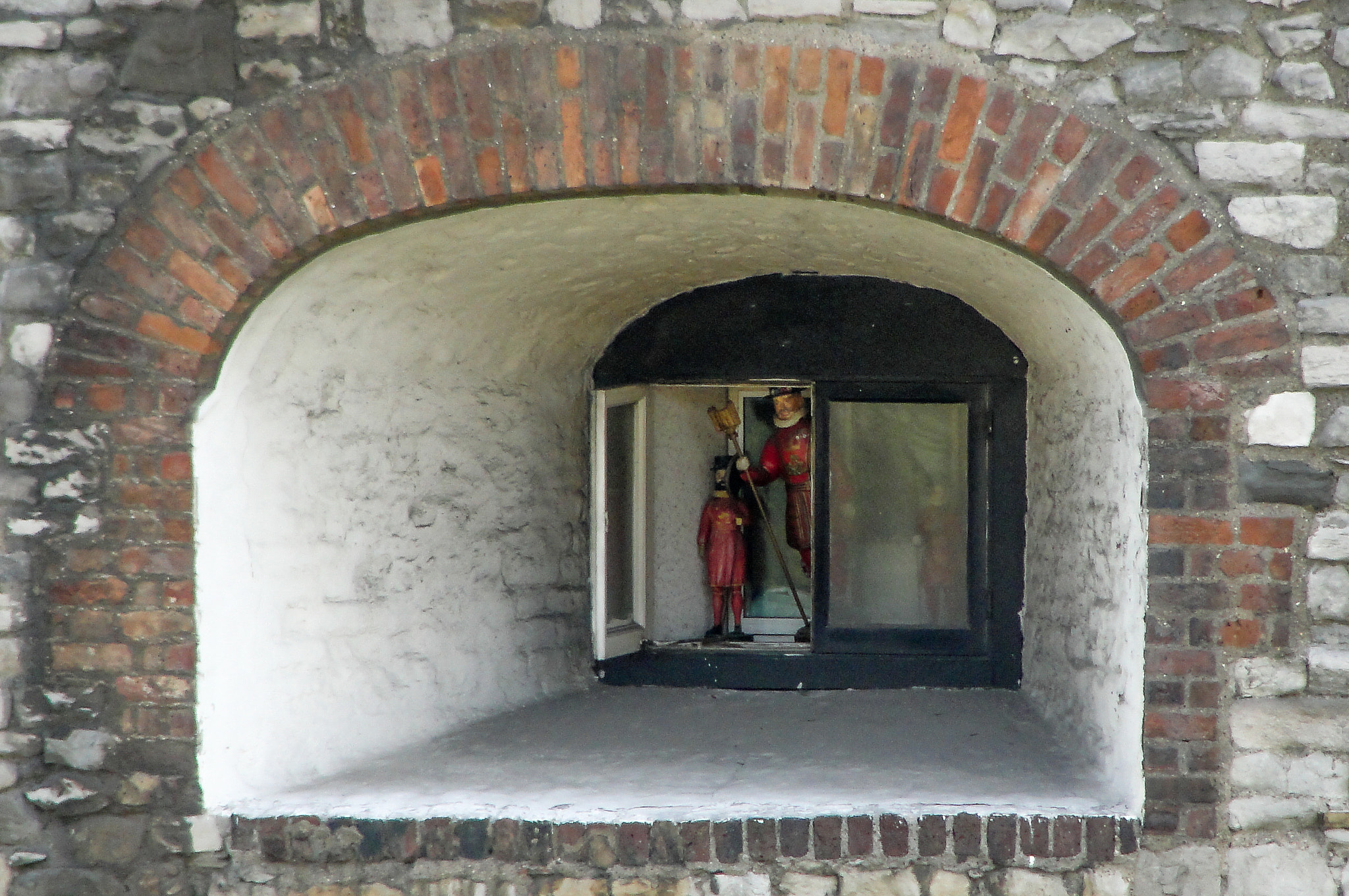 Sony Cyber-shot DSC-H20 sample photo. Detail of window at the tower of london, london photography