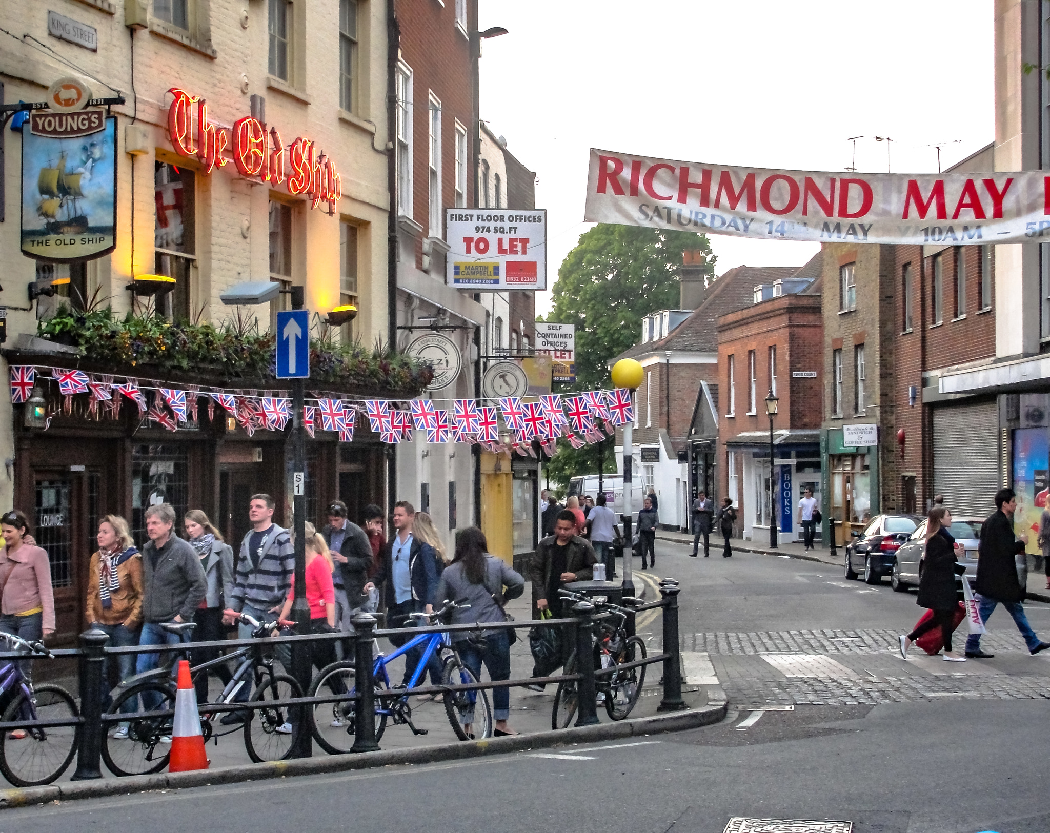 Sony Cyber-shot DSC-H20 sample photo. Pub at richmond, london photography