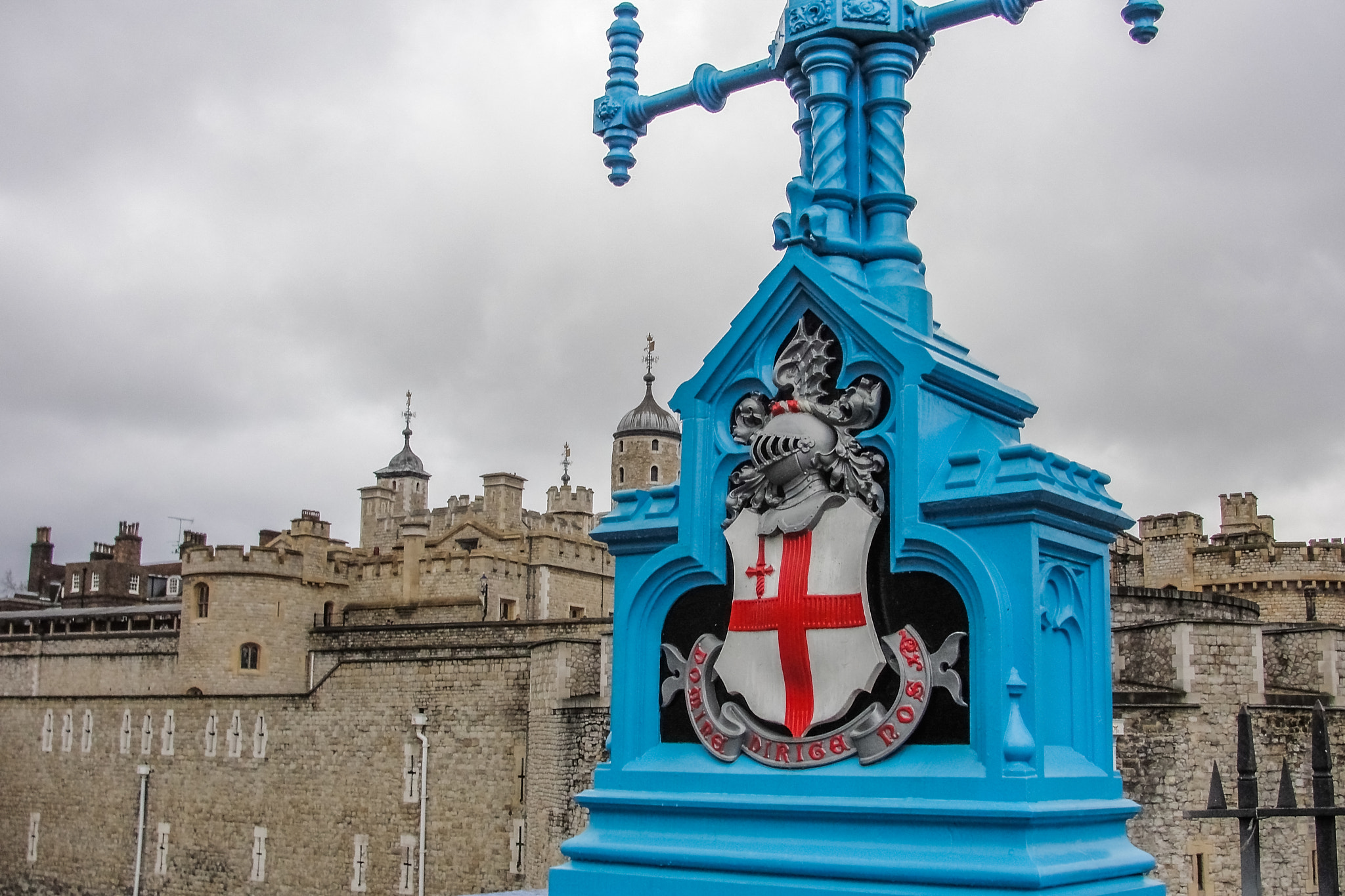 Sony Cyber-shot DSC-H20 sample photo. Lamp post on tower bridge, london photography