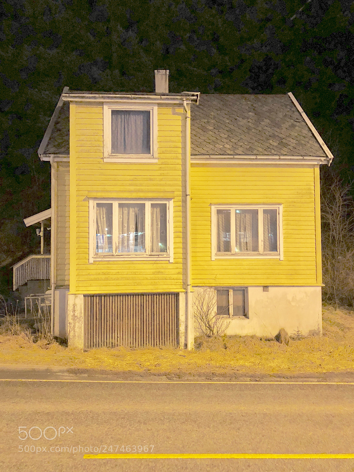 Apple iPhone 8 Plus sample photo. Yellow town house photography