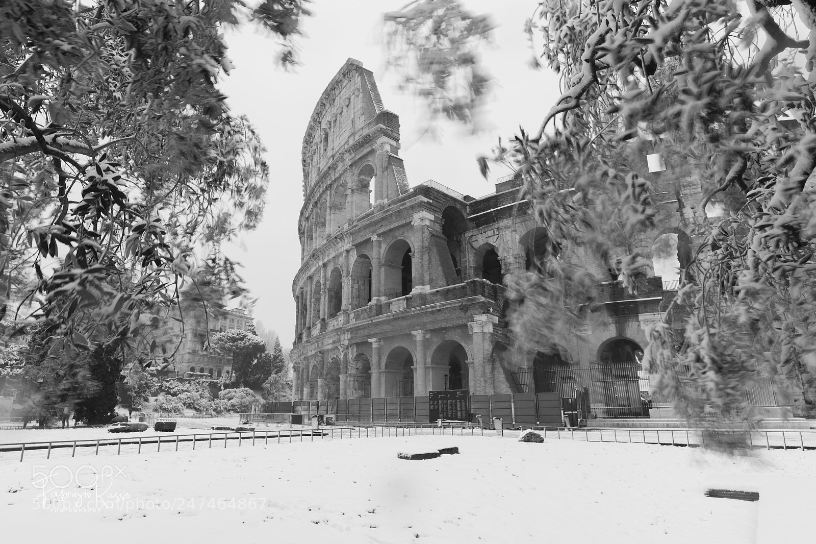 Canon EOS 80D sample photo. Colosseo innevato - b photography