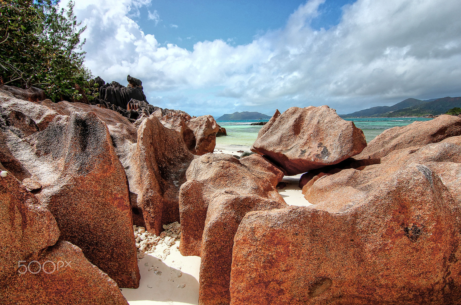 Canon EOS 550D (EOS Rebel T2i / EOS Kiss X4) + Tokina AT-X Pro 11-16mm F2.8 DX sample photo. Pralines seychelles & local pink granite photography
