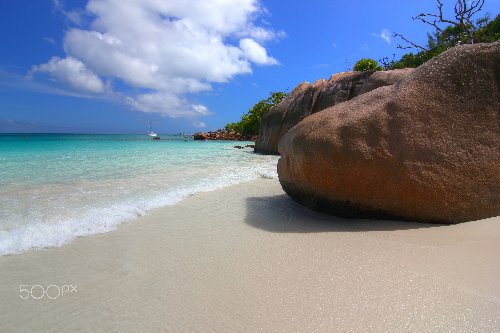 Canon EOS 550D (EOS Rebel T2i / EOS Kiss X4) + Tokina AT-X Pro 11-16mm F2.8 DX sample photo. Seychelles beach rocks photography