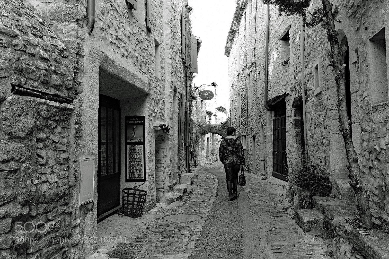 Fujifilm X-T20 sample photo. Seule dans le pass photography