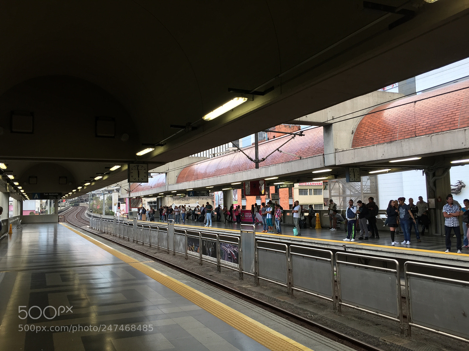 Apple iPhone 6 sample photo. Esperando el metro photography