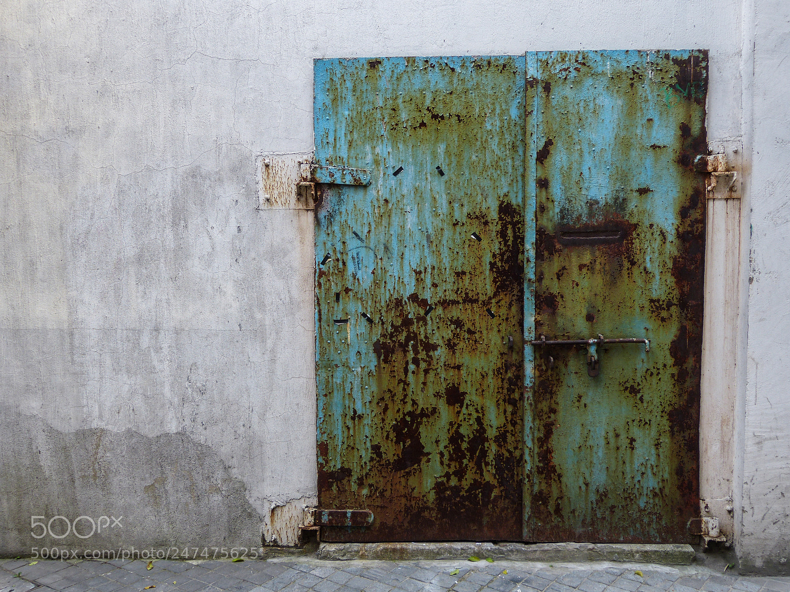 Panasonic Lumix DMC-FZ150 sample photo. Rusty door photography