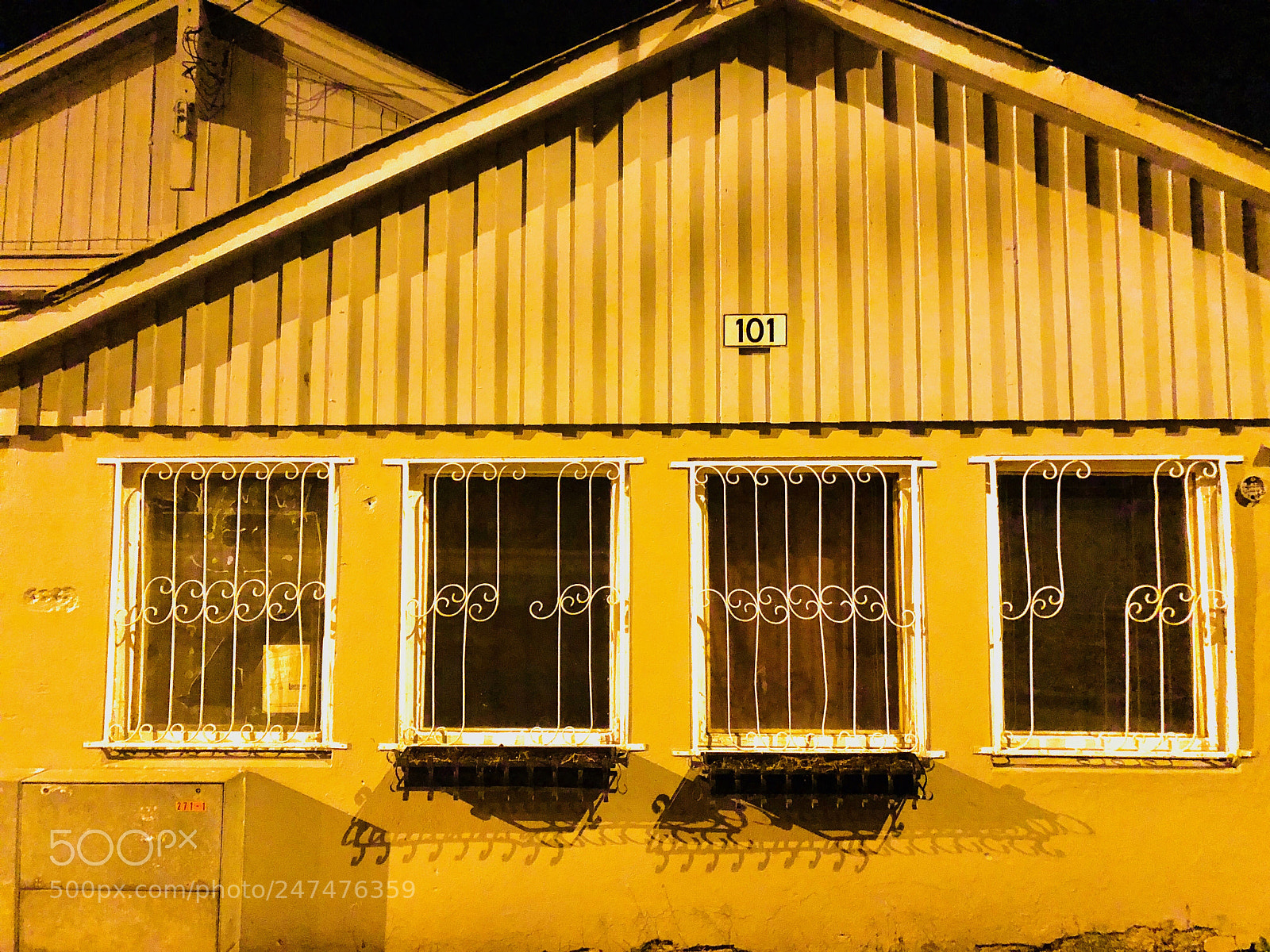 Apple iPhone 8 Plus sample photo. Another yellow house photography