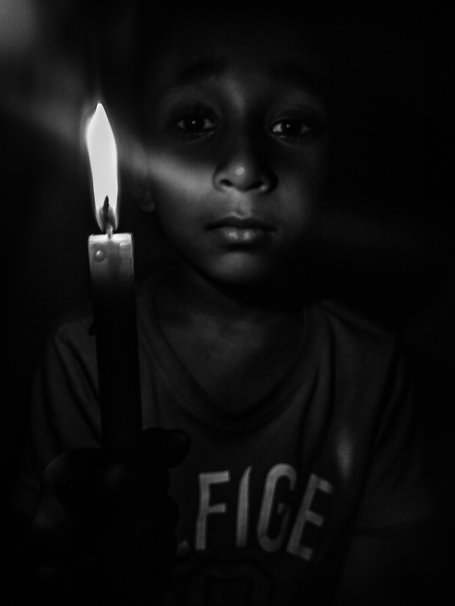 Symphony R100 sample photo. Kid wit candle photography