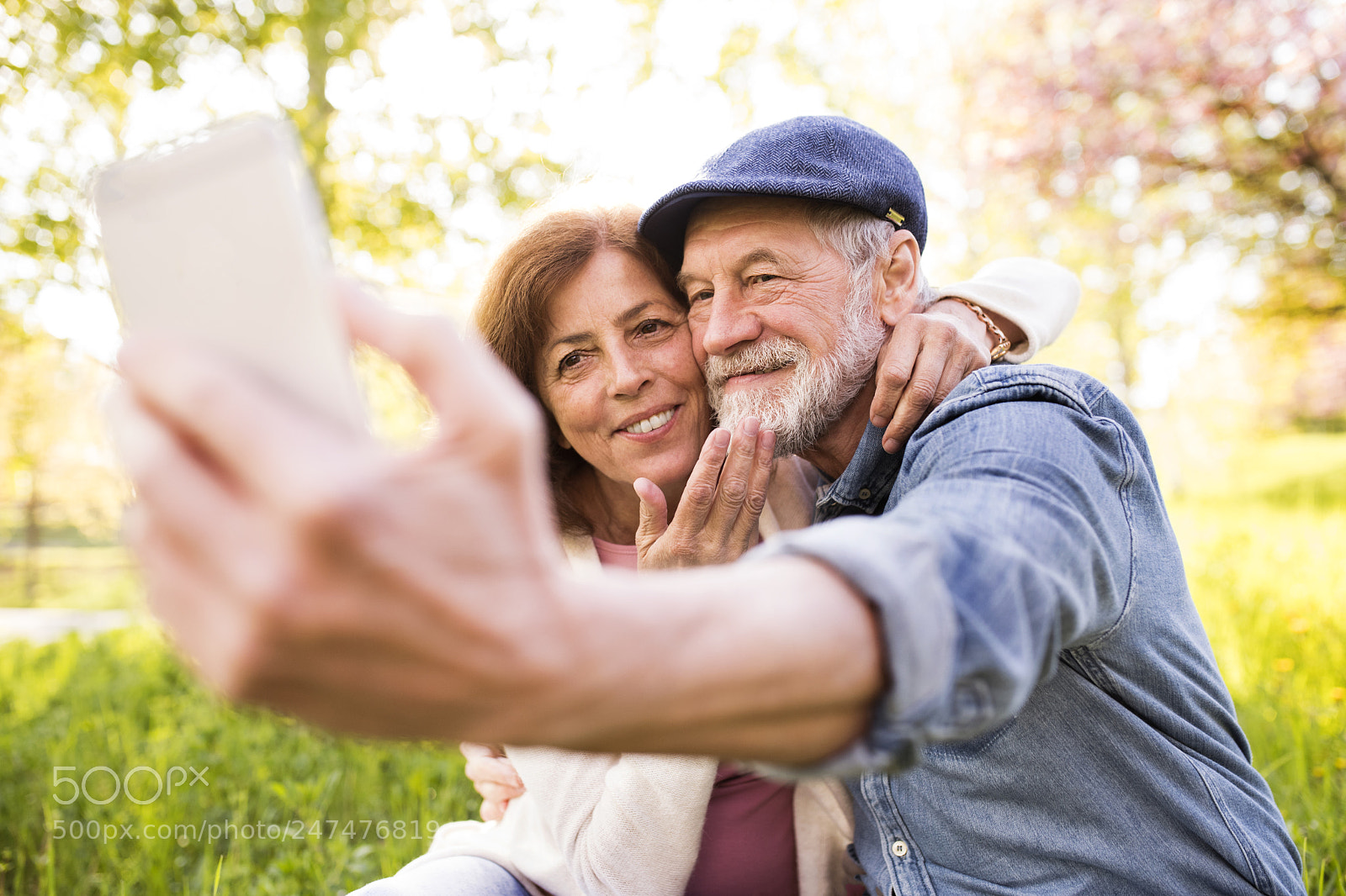 Nikon D5 sample photo. Senior couple with smartphone photography