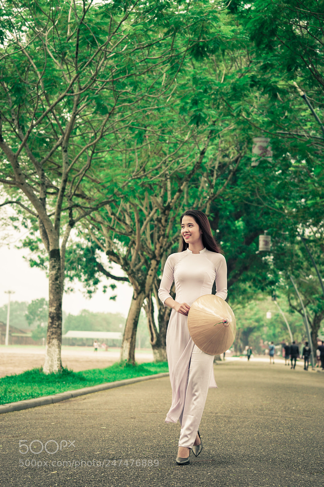 Sony a7 II sample photo. Vietnamese in ao dai photography