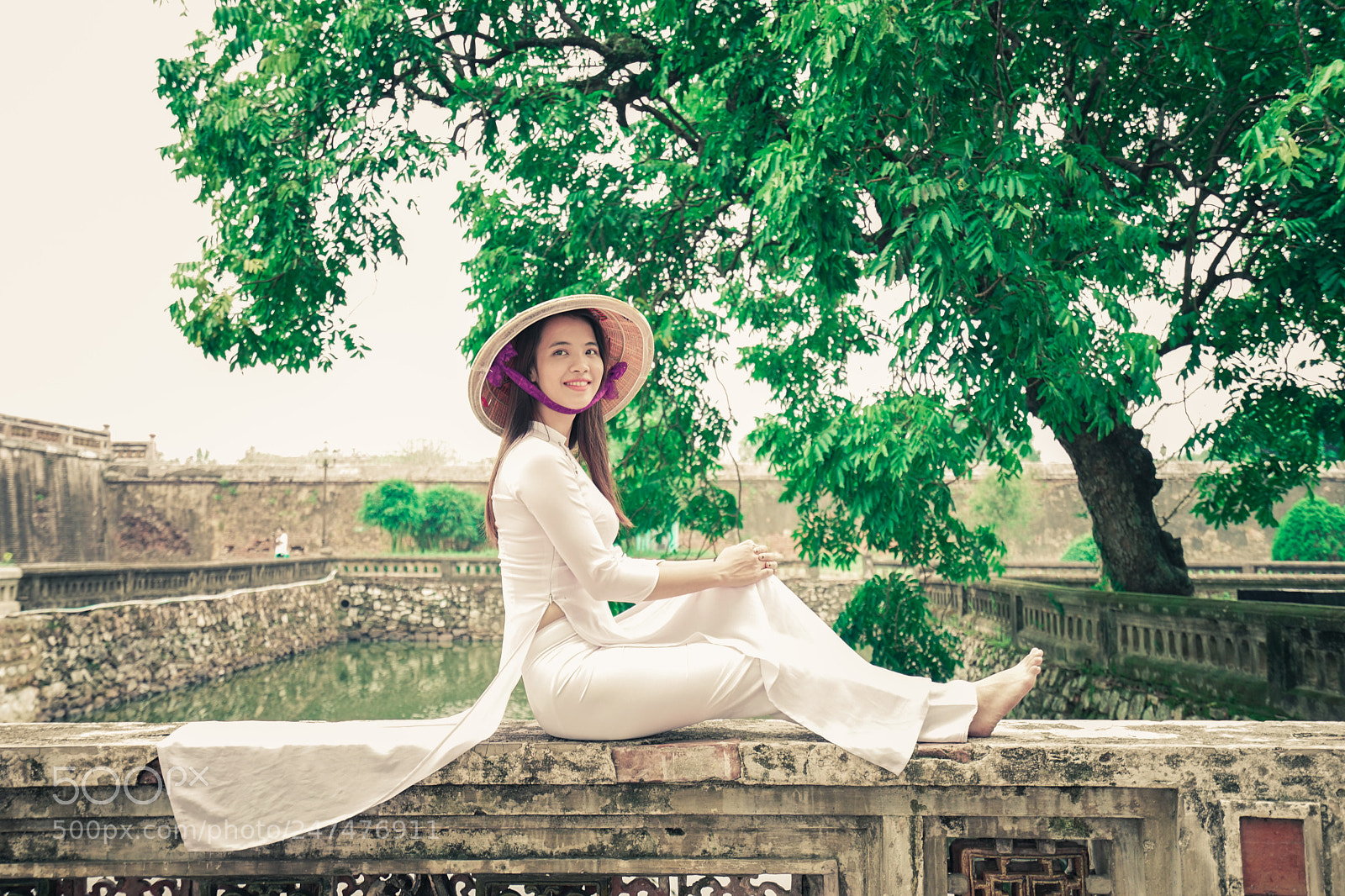 Sony a7 II sample photo. Vietnamese in ao dai photography