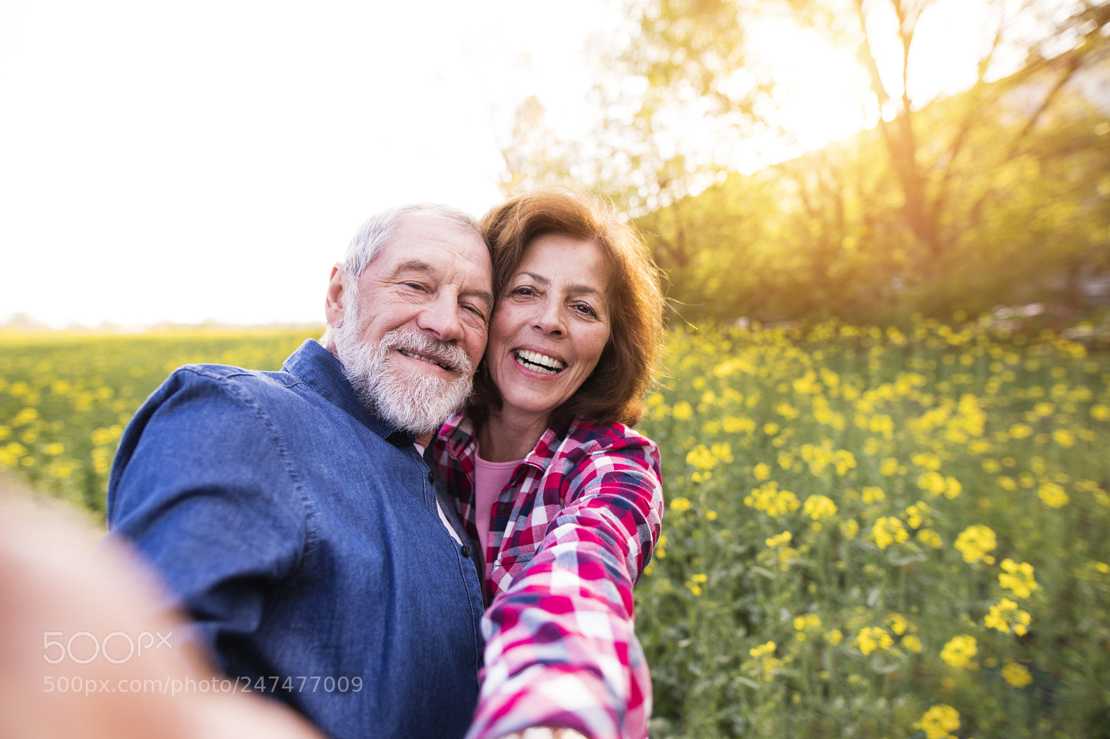 Nikon D5 sample photo. Senior couple with smartphone photography