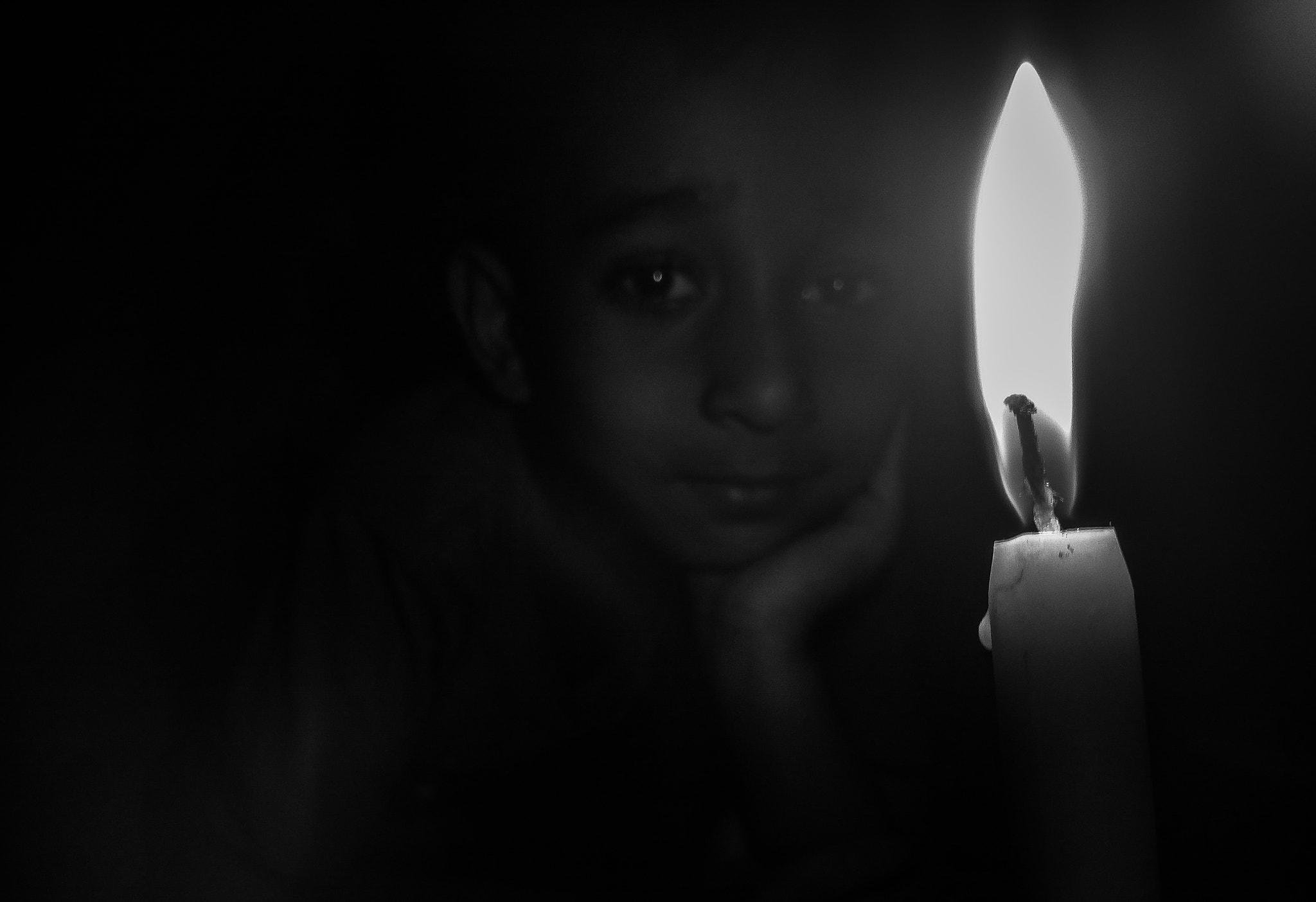 Symphony R100 sample photo. Kid thinking about candle photography