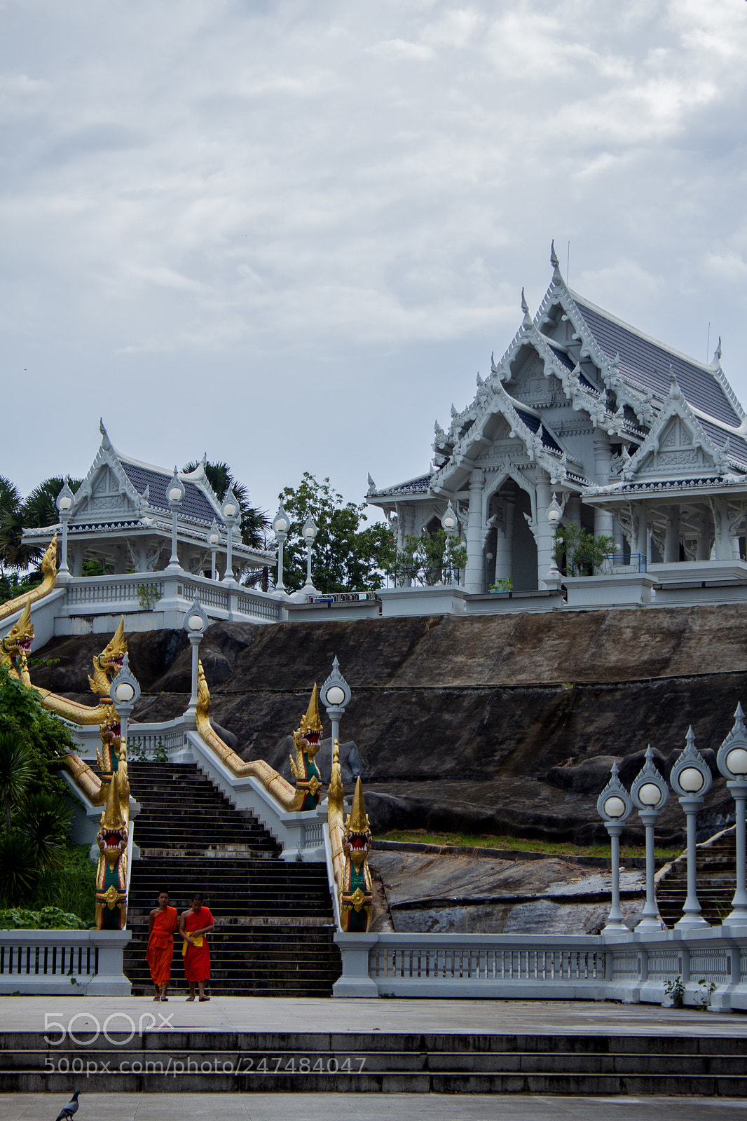 Canon EOS 50D sample photo. Temple blanc et moines photography