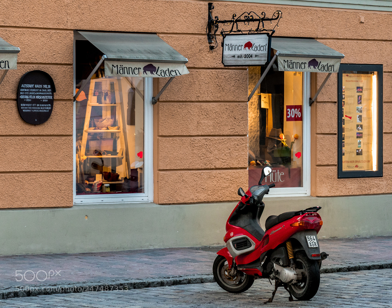 Canon EOS 77D (EOS 9000D / EOS 770D) sample photo. Männer laden photography
