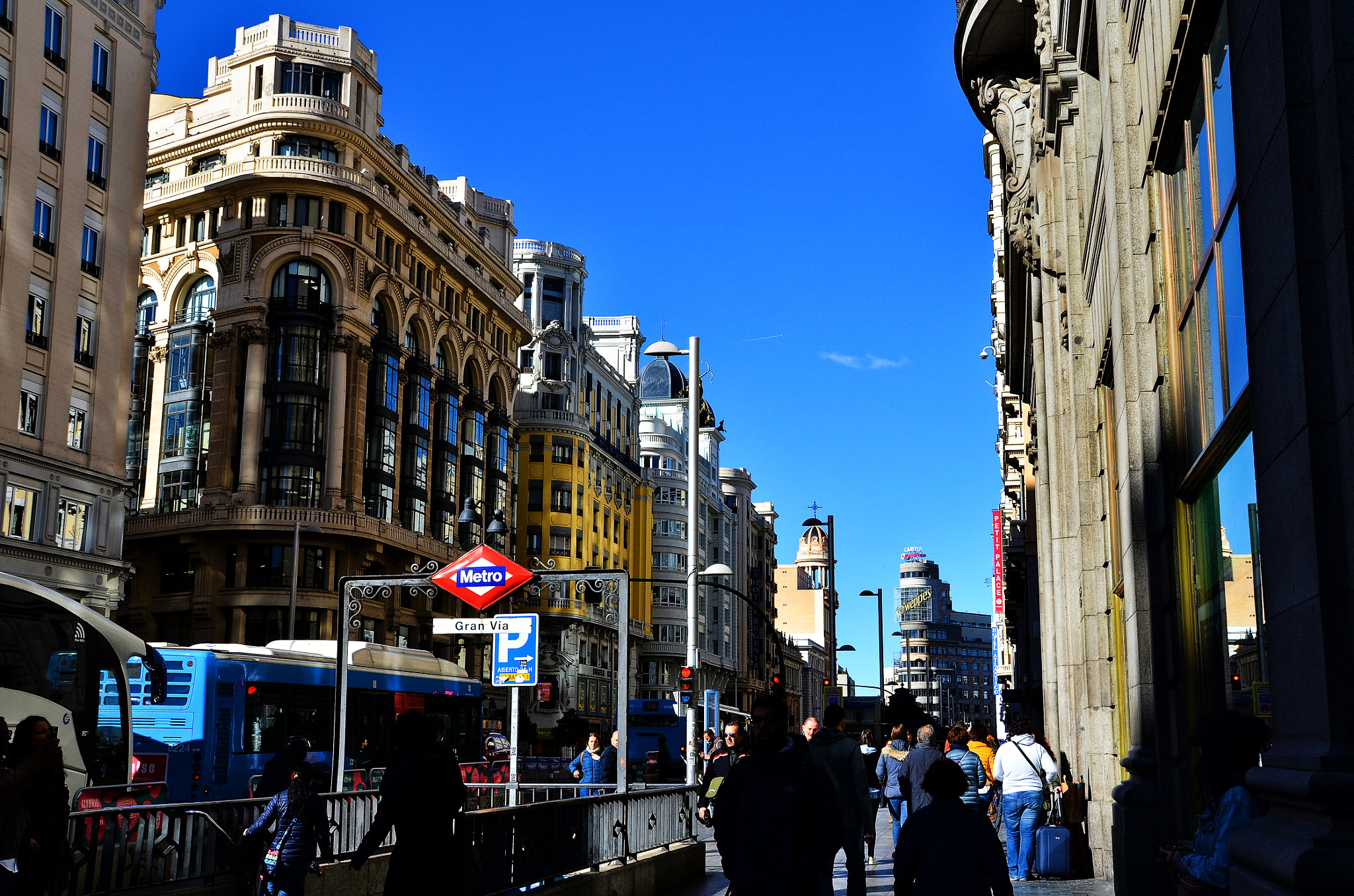 Nikon D5100 + Sigma 18-200mm F3.5-6.3 II DC OS HSM sample photo. Gran vía de madrid photography