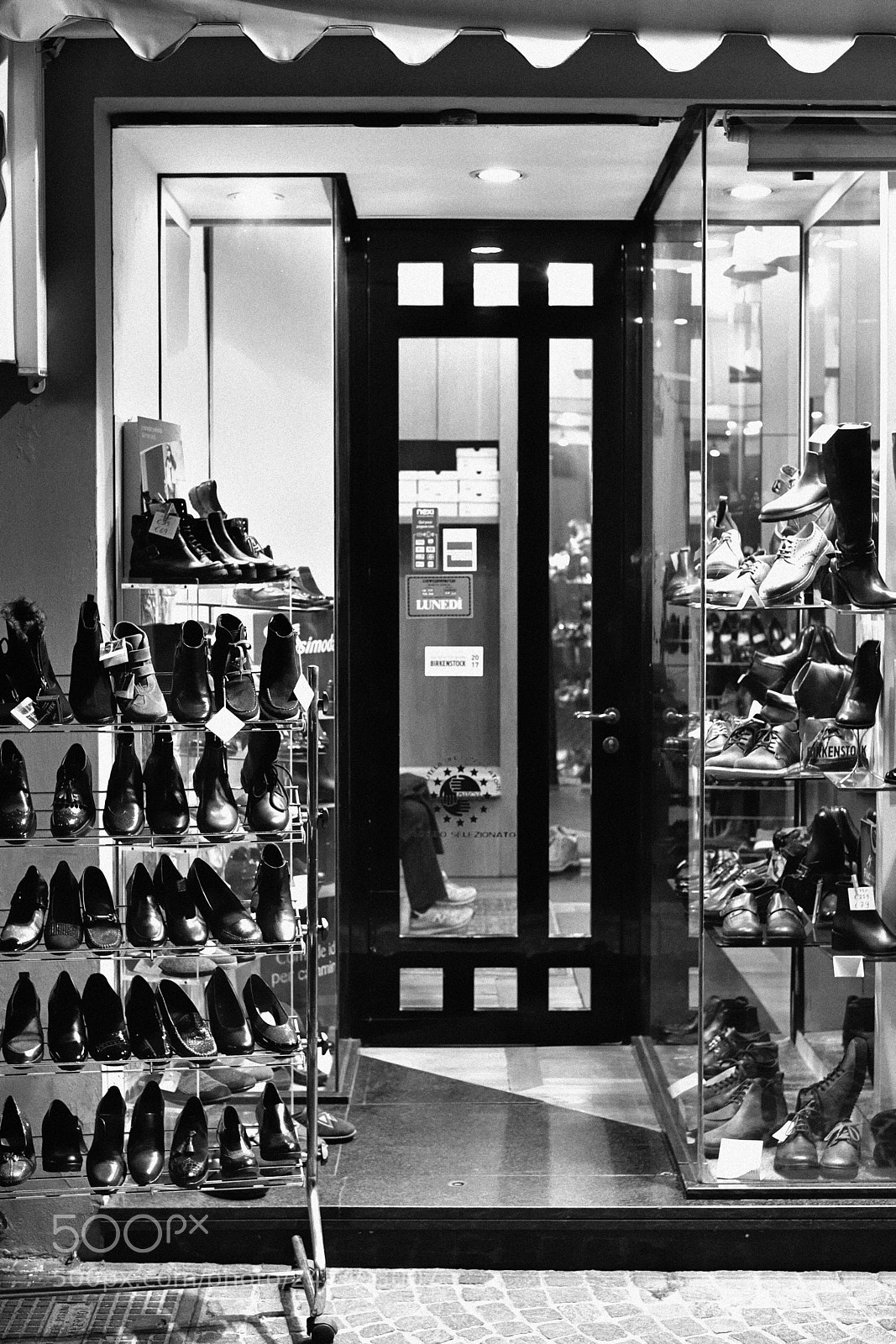 Fujifilm X-Pro2 sample photo. Negozio di scarpe pesaro photography