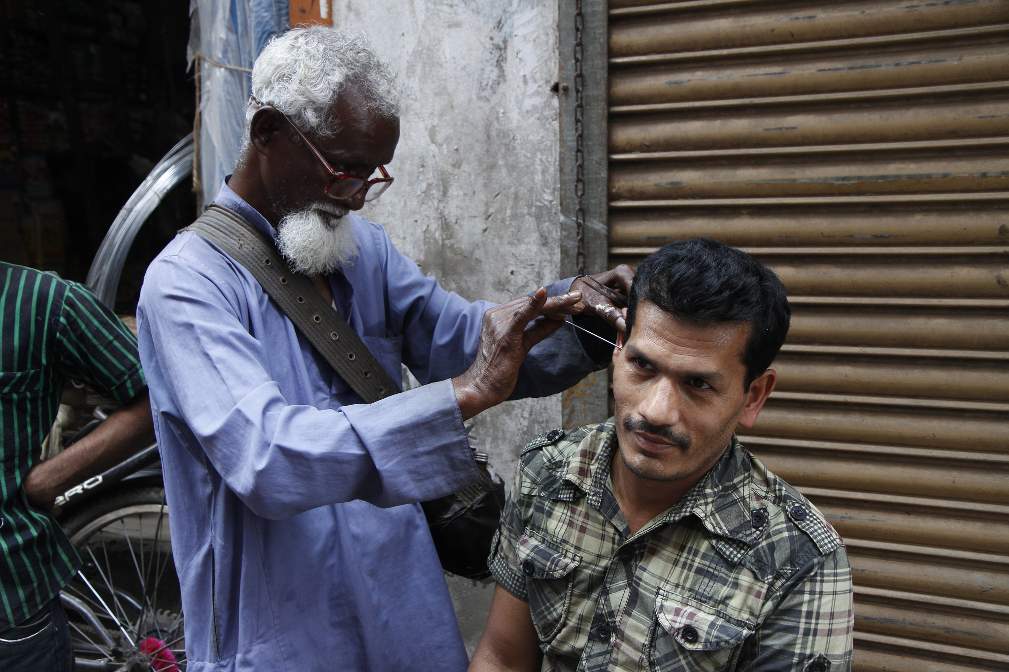 Canon EOS 7D + Canon EF-S 17-55mm F2.8 IS USM sample photo. Ear cleaner from barisal, bangladesh photography