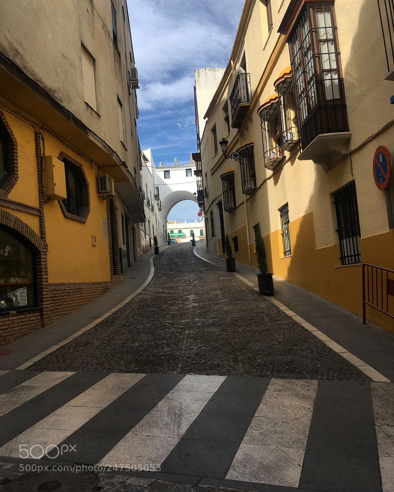 Apple iPhone SE sample photo. Calleja hasta la plaza photography