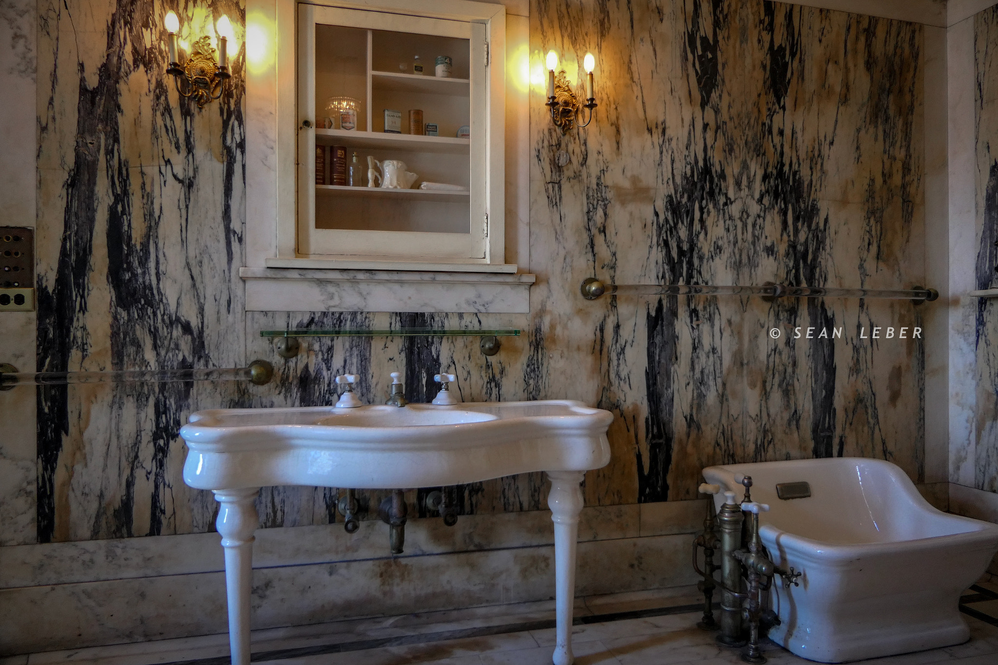 Panasonic Lumix DMC-FZ2500 (Lumix DMC-FZ2000) sample photo. Antic washroom photography