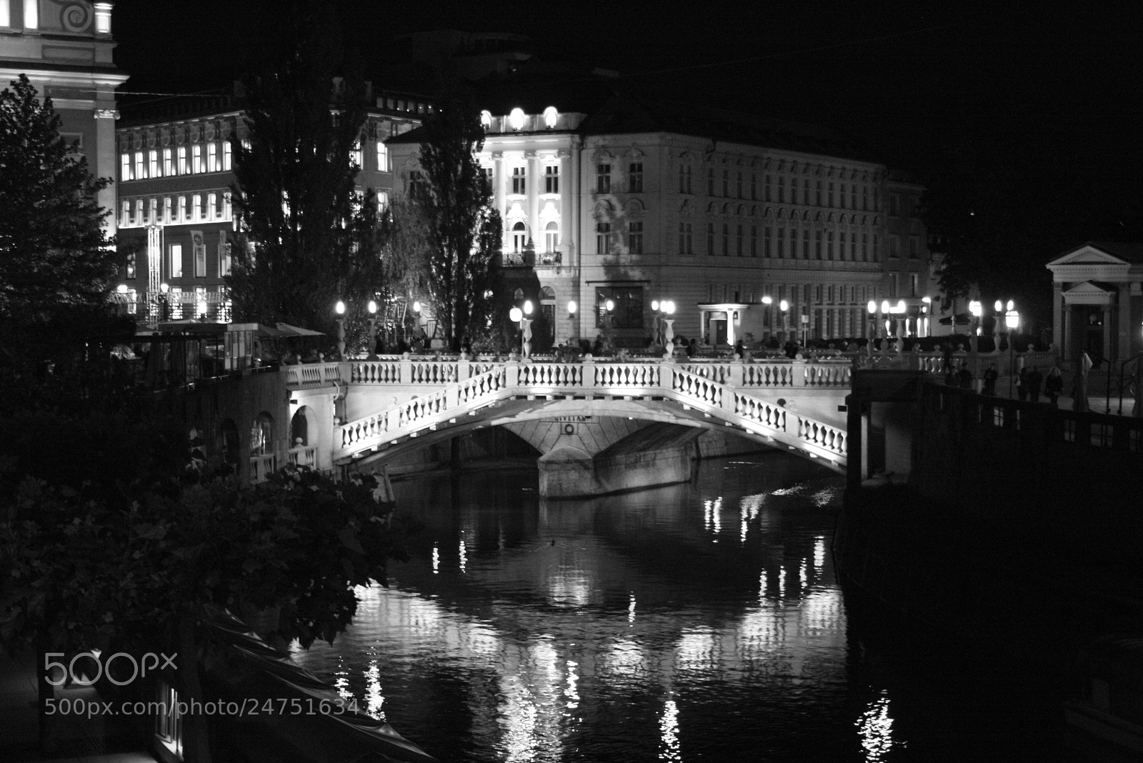 Canon EOS 400D (EOS Digital Rebel XTi / EOS Kiss Digital X) sample photo. Ljubljana at night photography