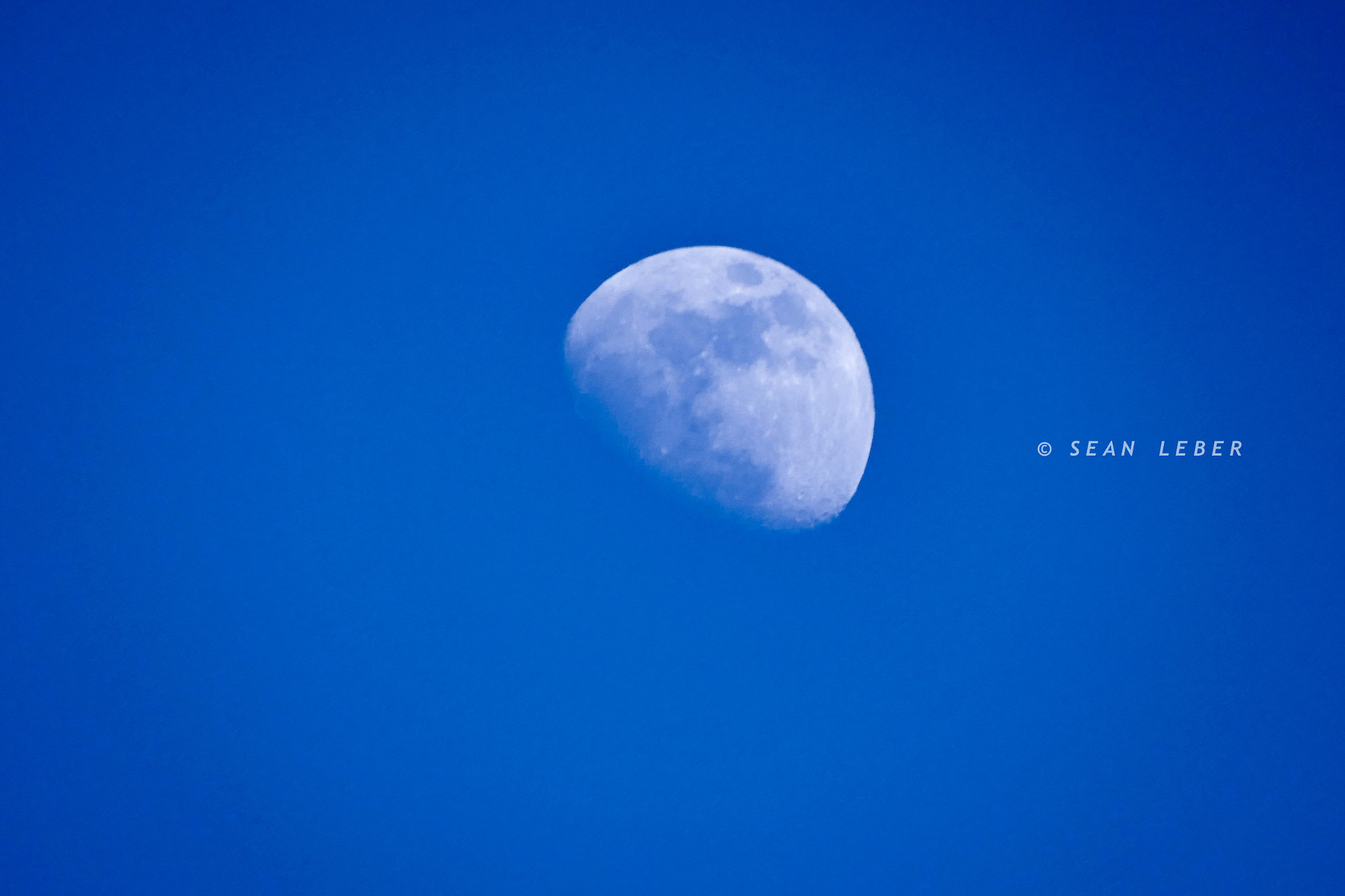 Panasonic Lumix DMC-FZ2500 (Lumix DMC-FZ2000) sample photo. Day moon photography