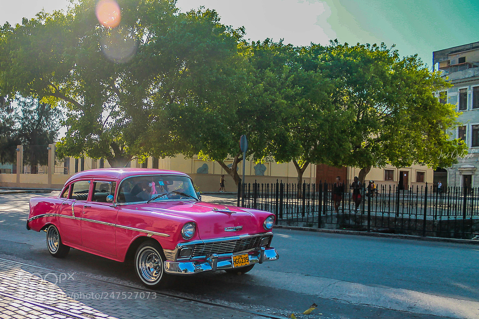 Canon EOS 1100D (EOS Rebel T3 / EOS Kiss X50) sample photo. Pink classic car photography