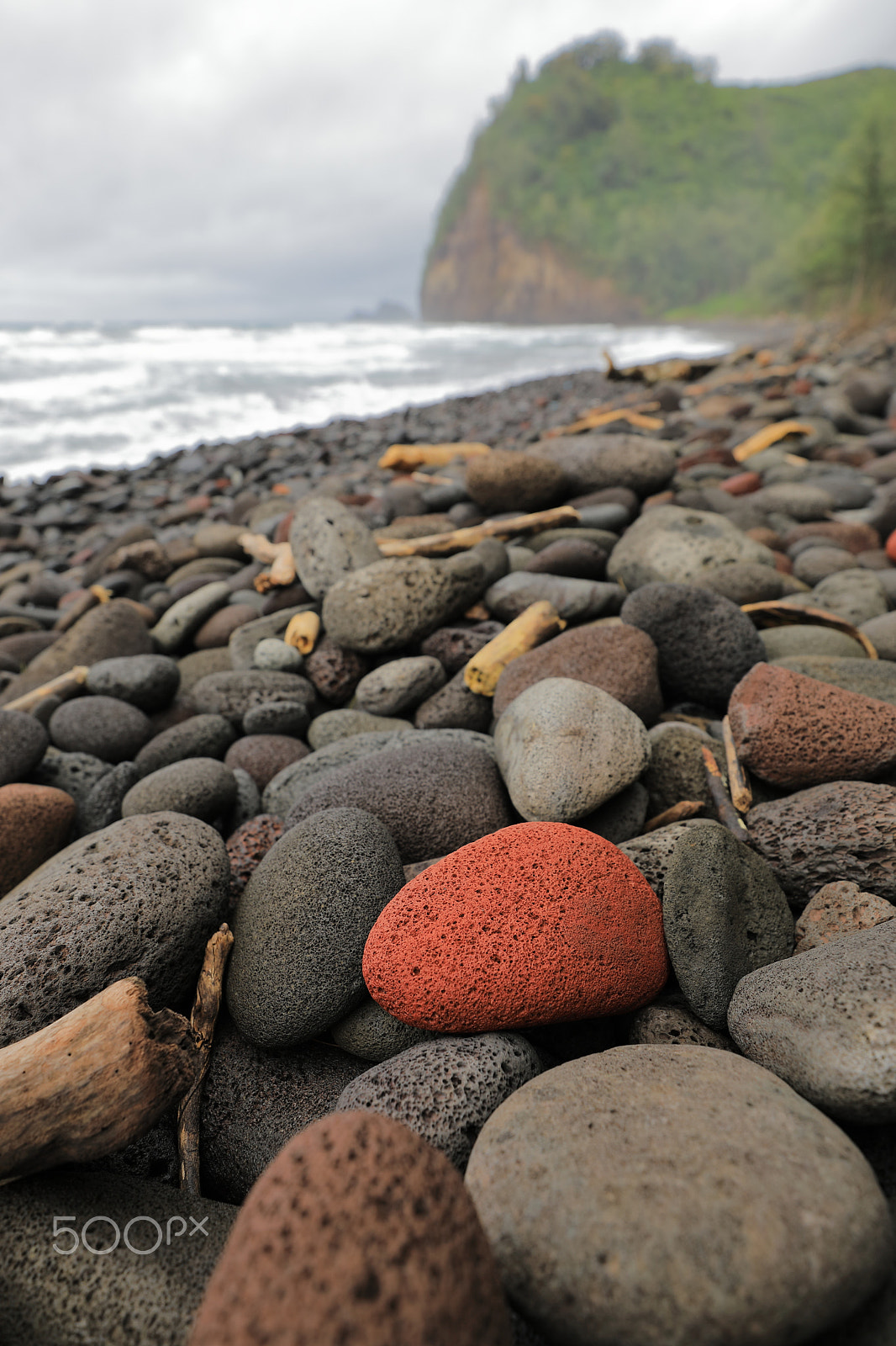 Canon EOS 5D Mark IV sample photo. Red rock on beach in hawaii photography