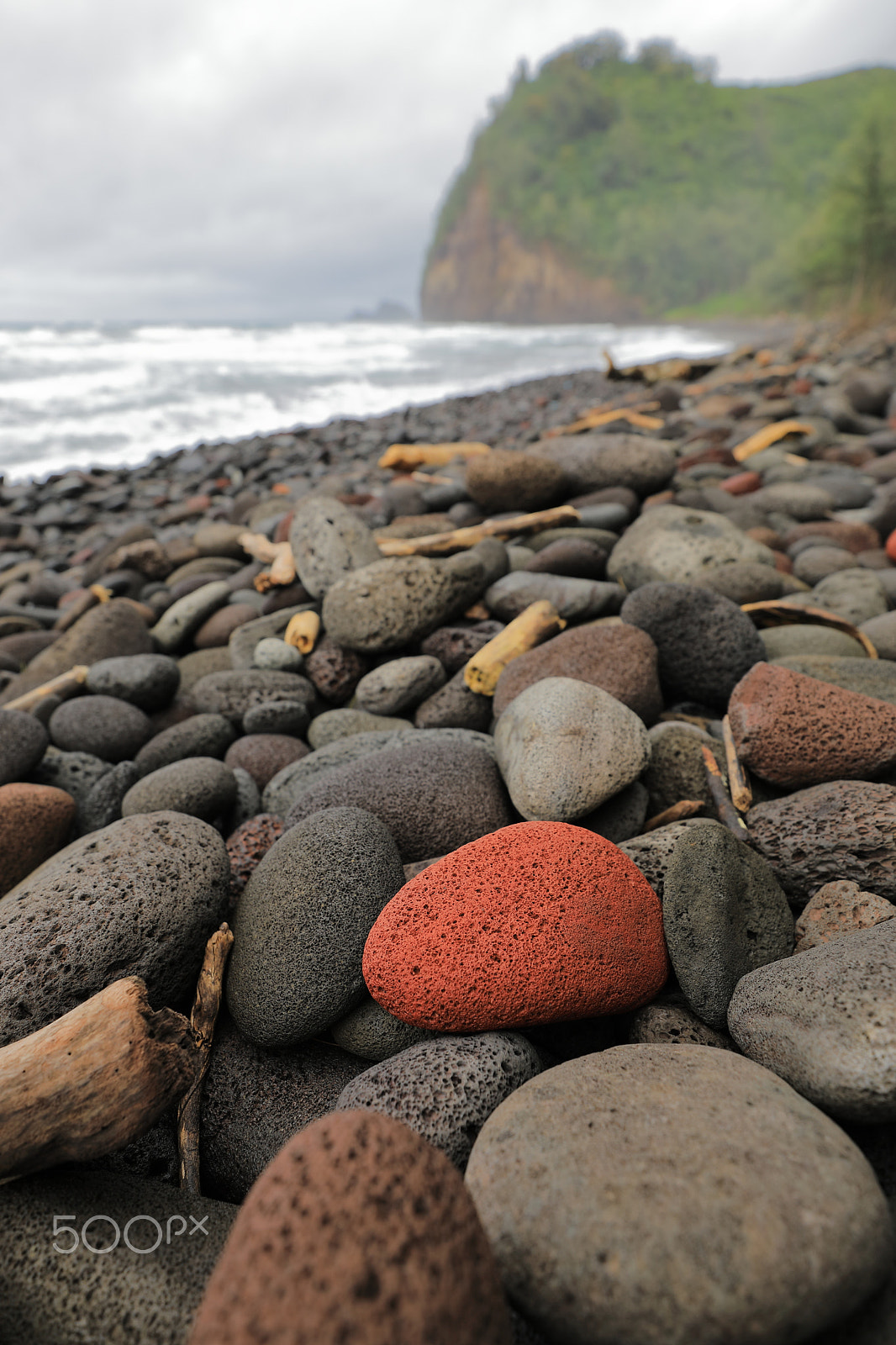 Canon EF 16-35mm F2.8L III USM sample photo. Red rock on beach in hawaii photography