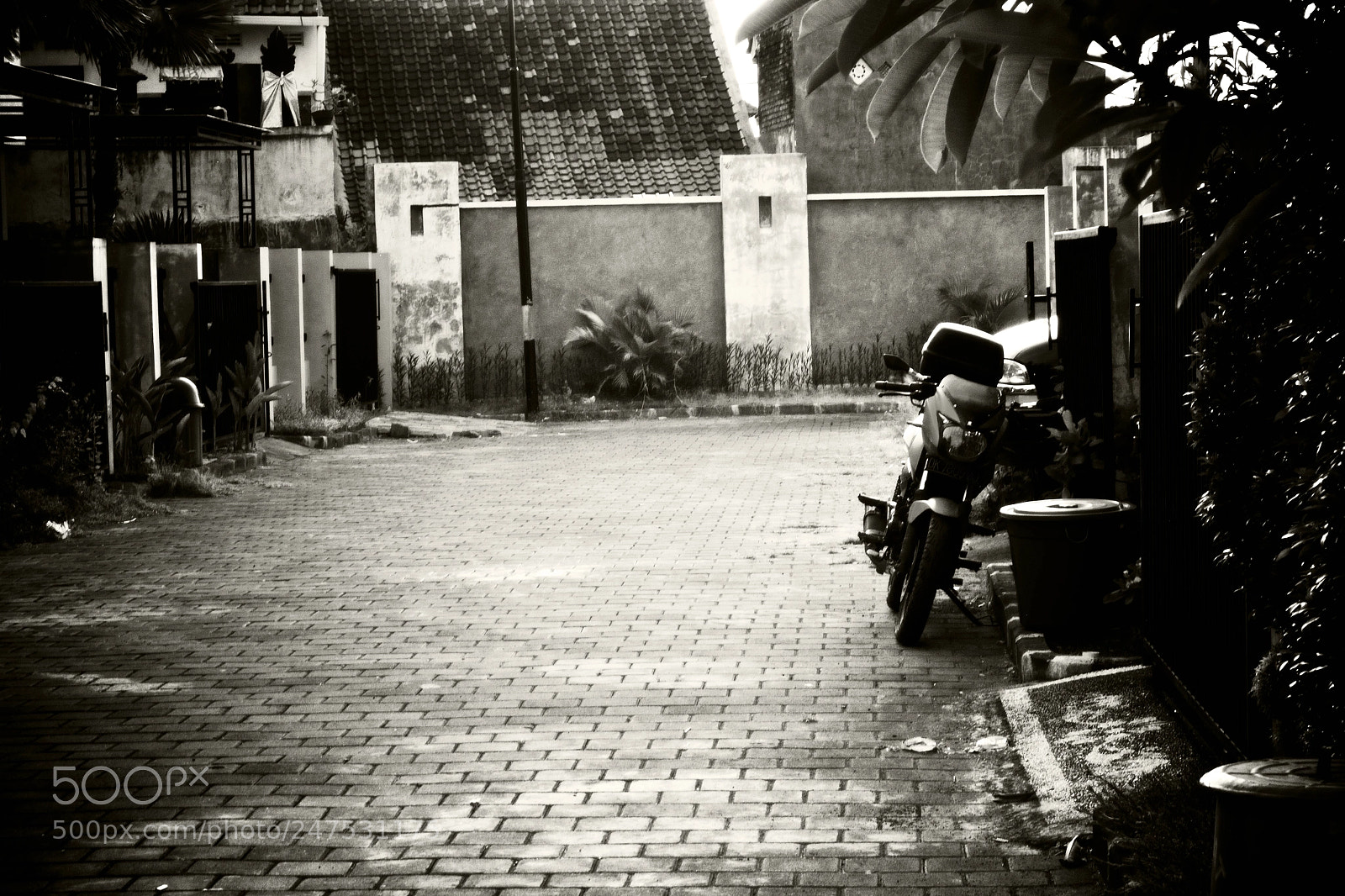 Canon EOS 600D (Rebel EOS T3i / EOS Kiss X5) sample photo. Monochrome street photography