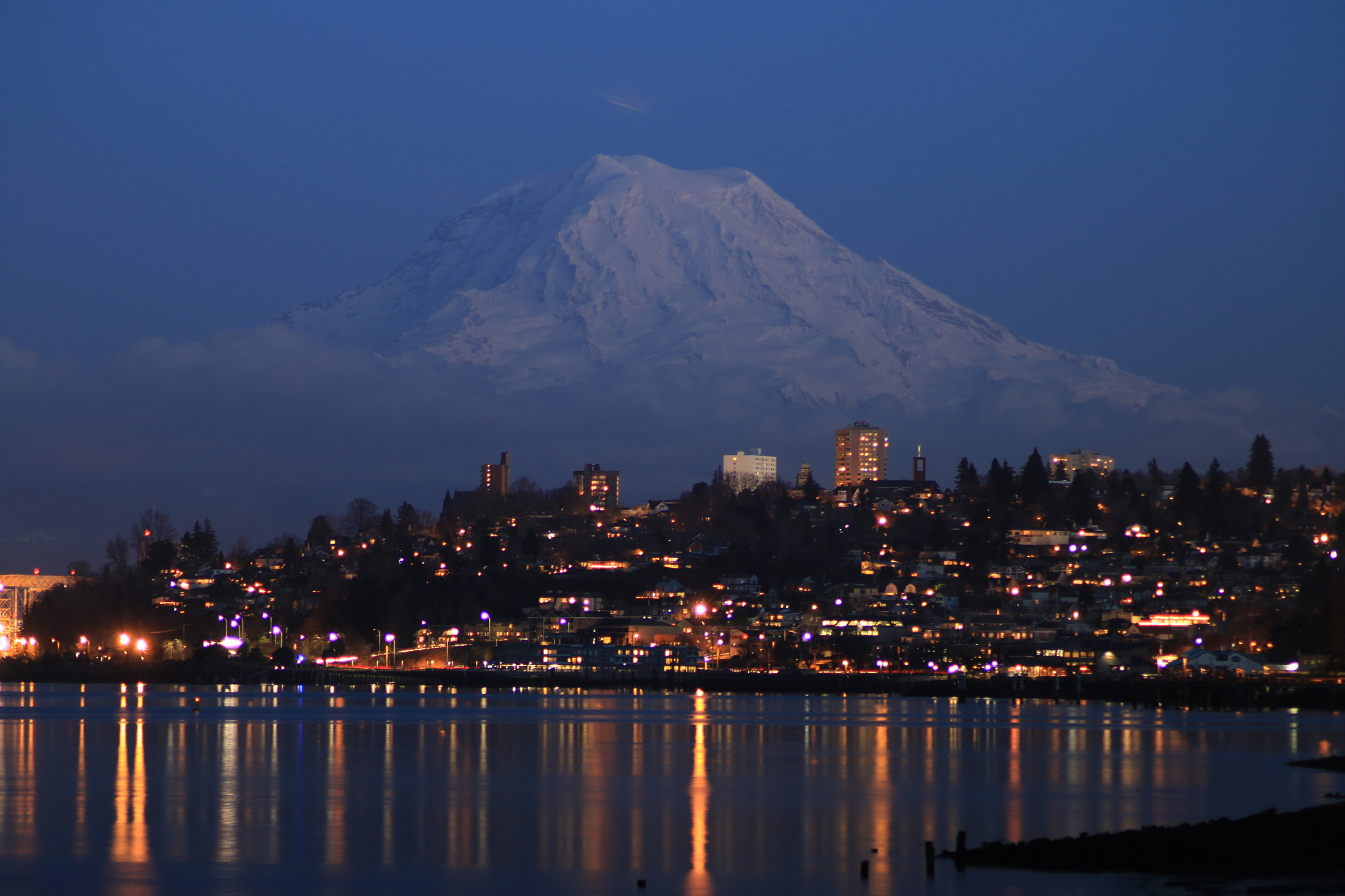 Canon EOS 70D + Tamron AF 70-300mm F4-5.6 Di LD Macro sample photo. ** mount rainier towering over tacoma ** photography