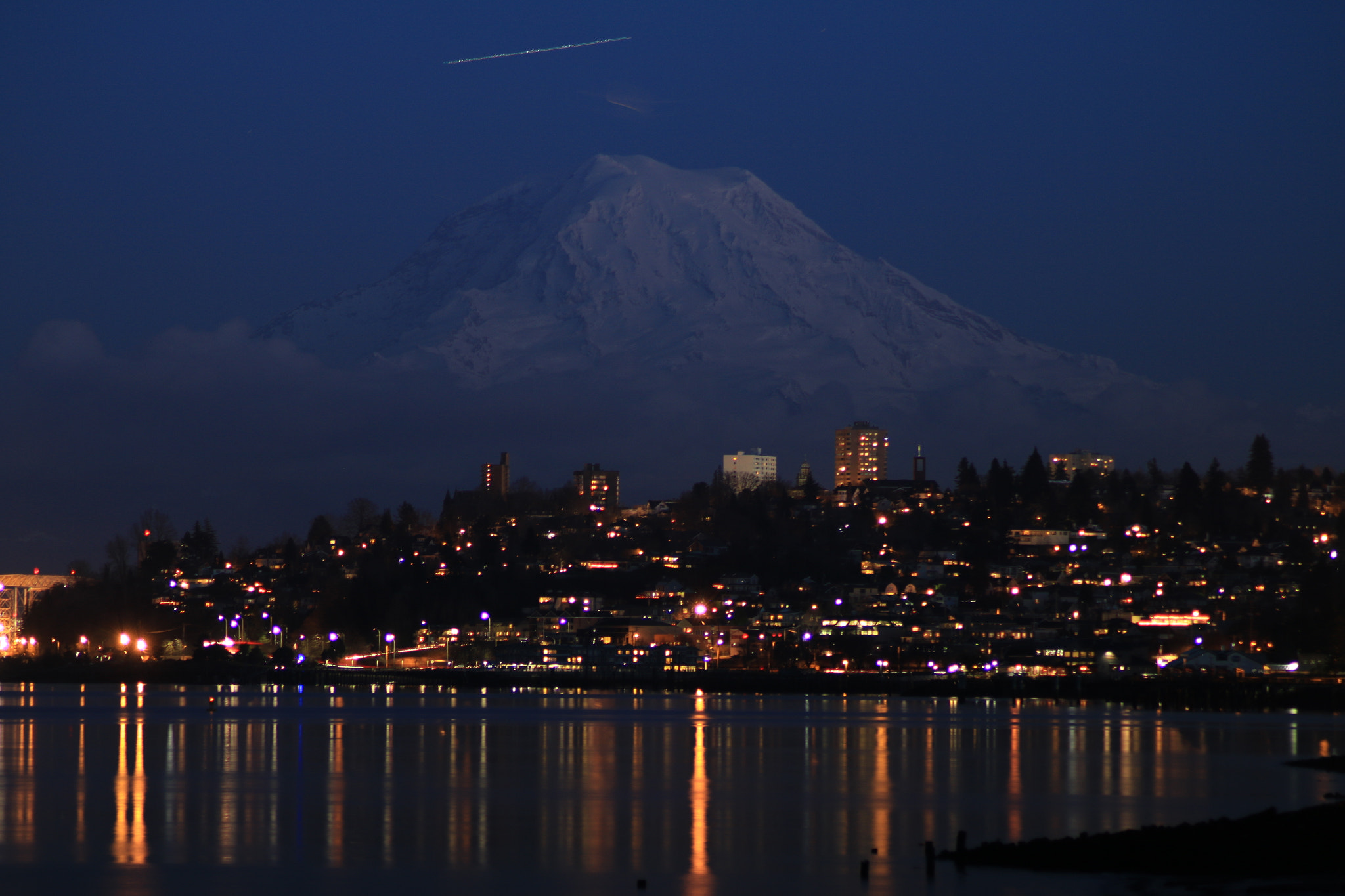 Canon EOS 70D + Tamron AF 70-300mm F4-5.6 Di LD Macro sample photo. *** mount rainer towering over tacoma *** photography