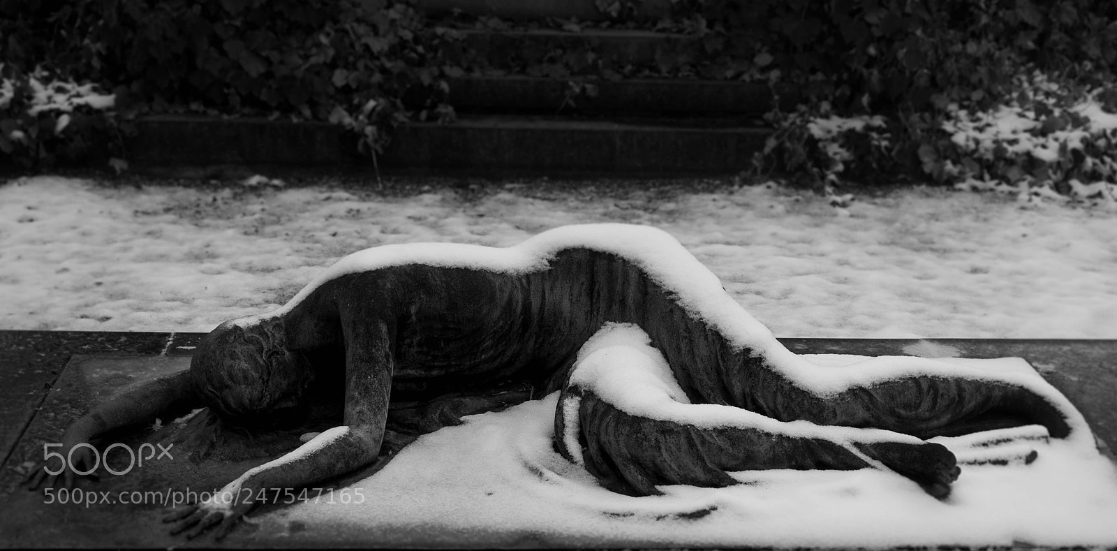 Fujifilm X-T20 sample photo. Snow in the cemetery photography