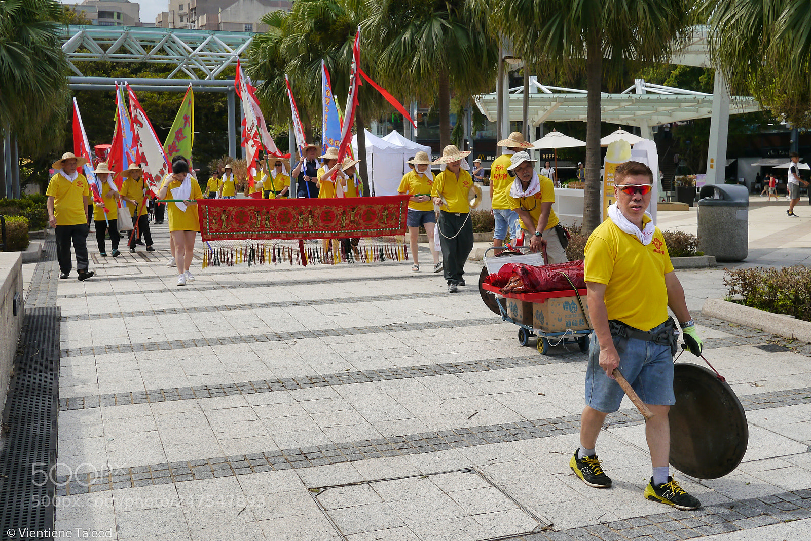 Panasonic Lumix DMC-G5 sample photo. Yellow and red photography