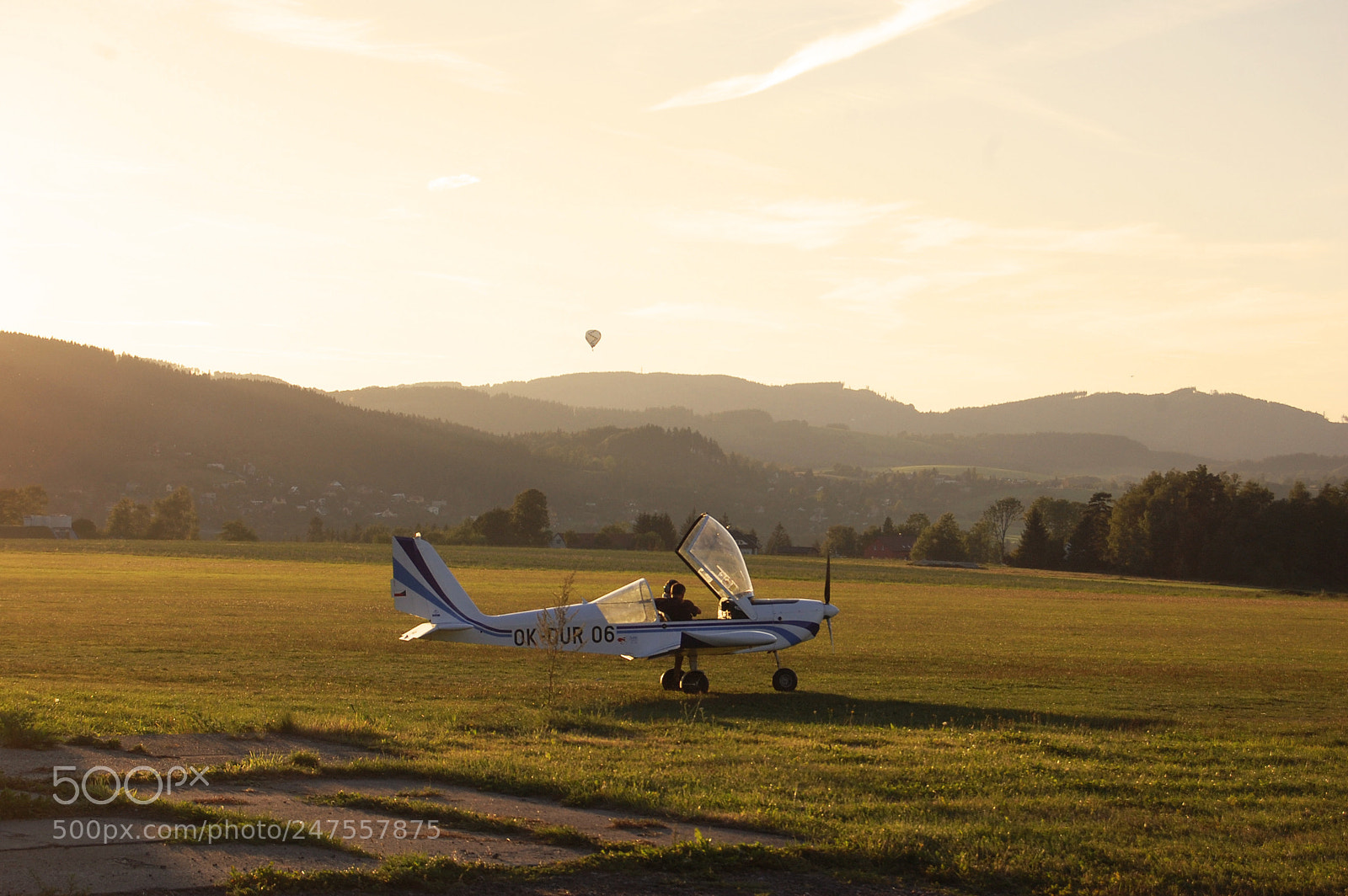 Nikon D40 sample photo. Flying photography