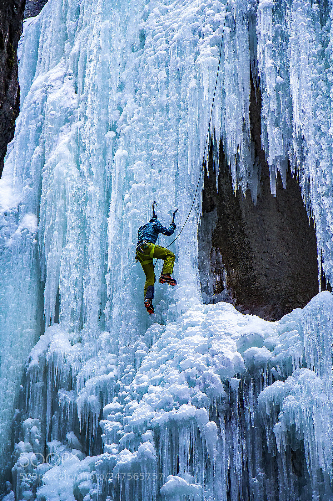 Canon EOS 600D (Rebel EOS T3i / EOS Kiss X5) sample photo. Ice climbing photography