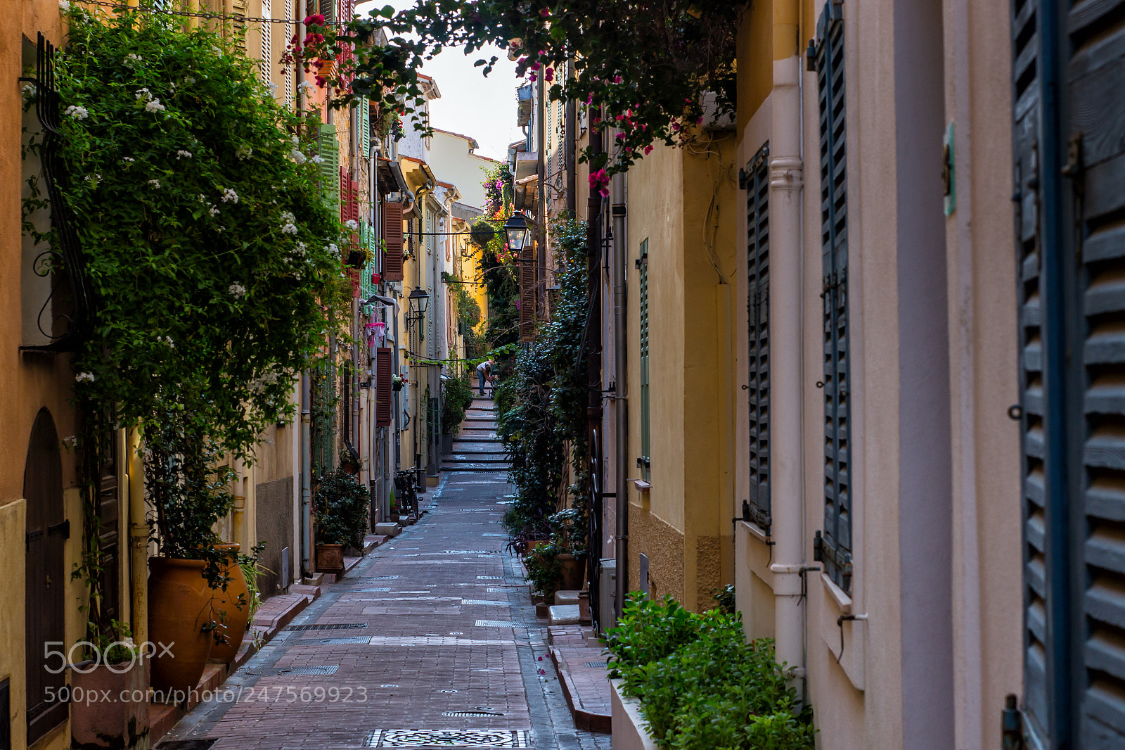 Canon EOS 700D (EOS Rebel T5i / EOS Kiss X7i) sample photo. Colourful streets of antibes photography