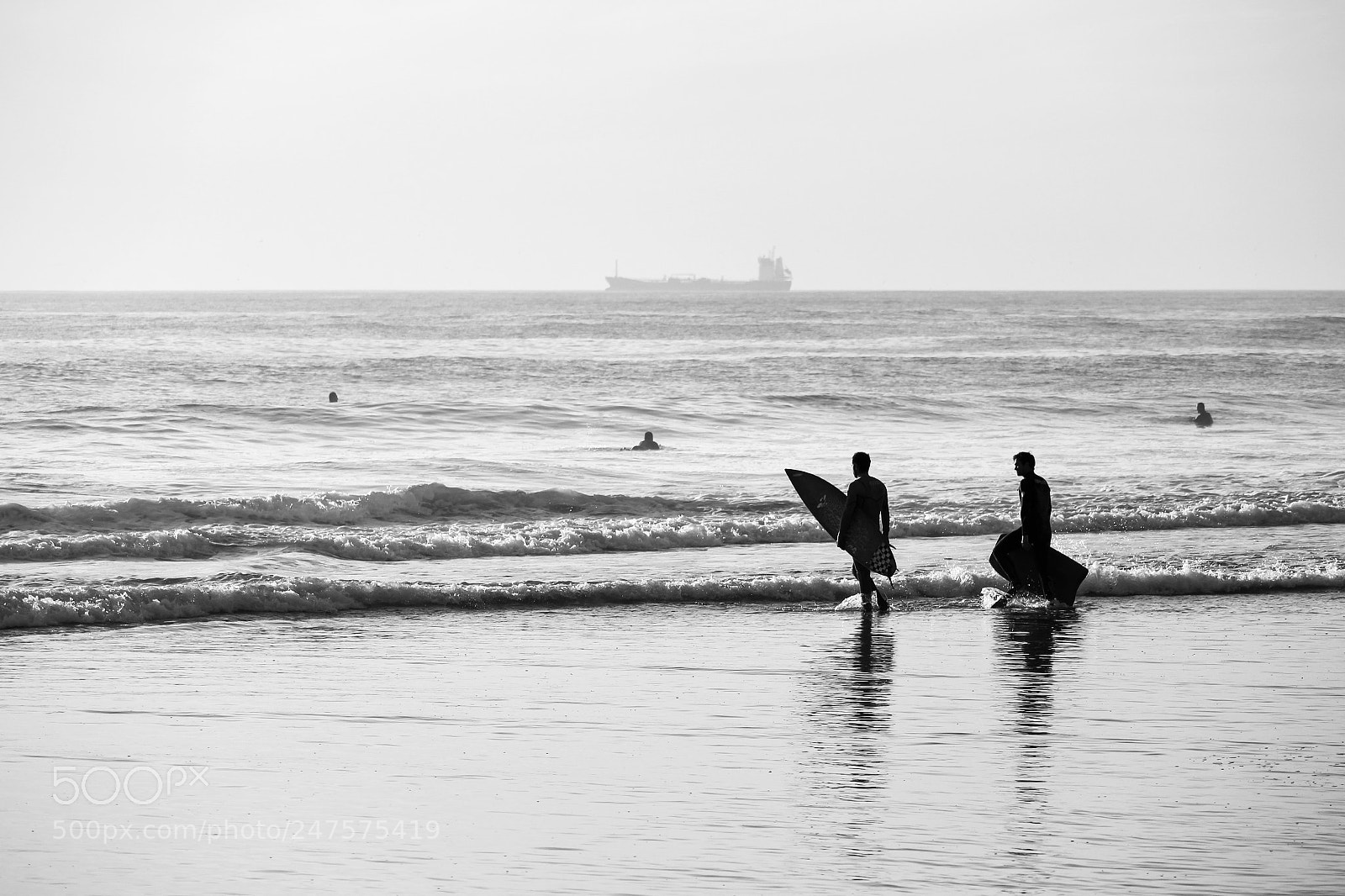 Canon EOS 100D (EOS Rebel SL1 / EOS Kiss X7) sample photo. Surfers on the beach photography