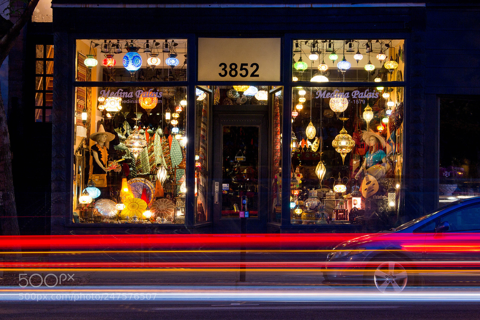 Canon EOS 700D (EOS Rebel T5i / EOS Kiss X7i) sample photo. Illuminated storefront photography