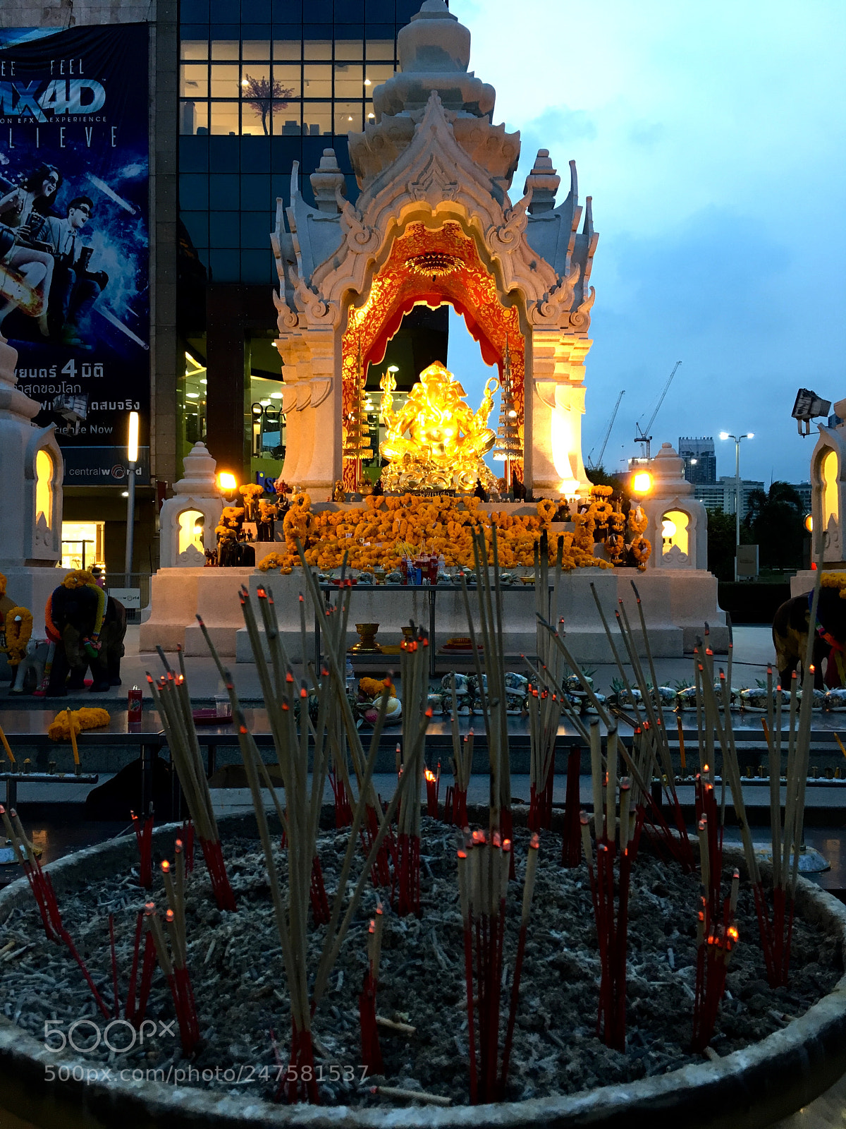 Apple iPhone SE sample photo. Ganesh at worldcenter bangkok photography