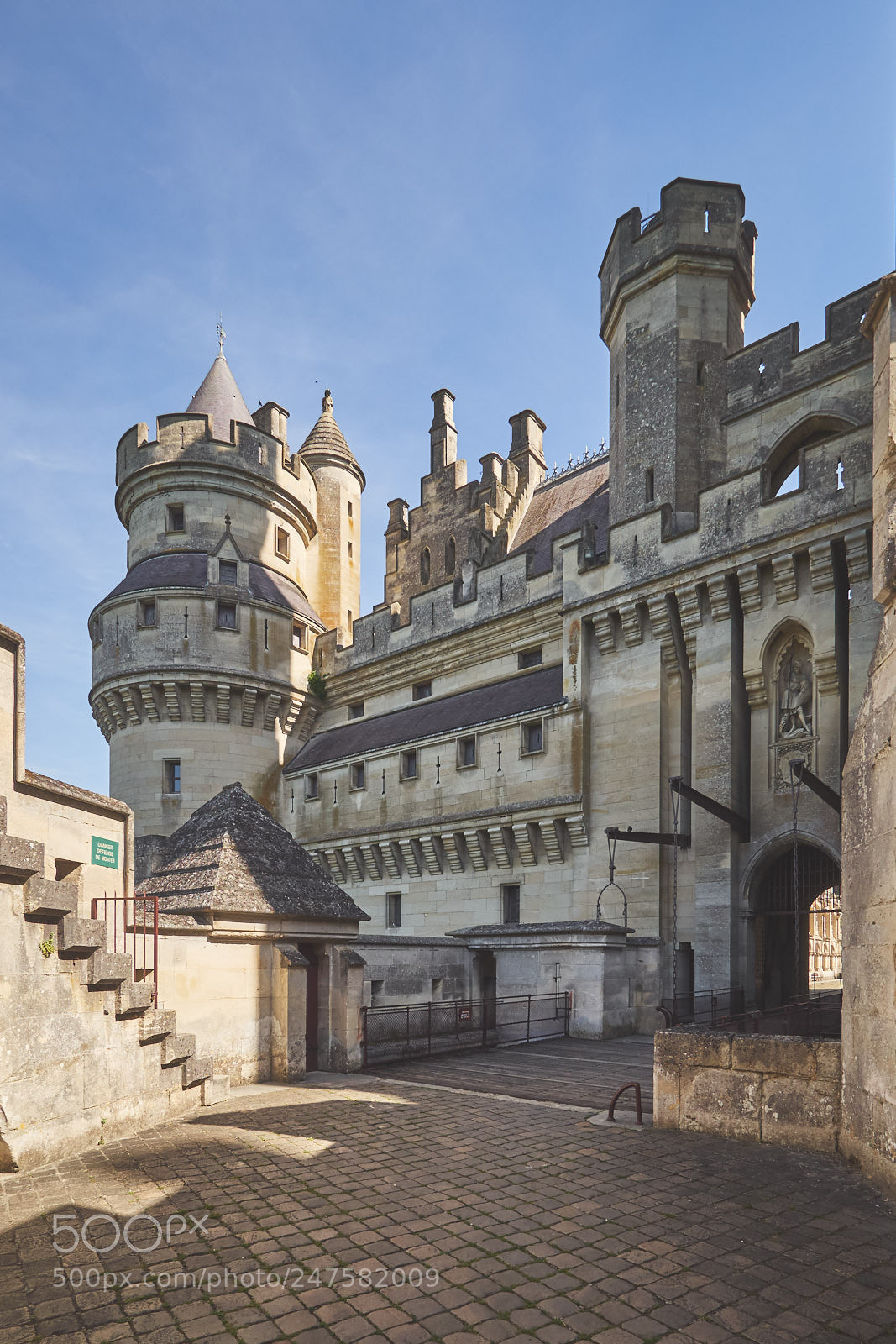 Olympus OM-D E-M10 II sample photo. Pierrefonds castle photography