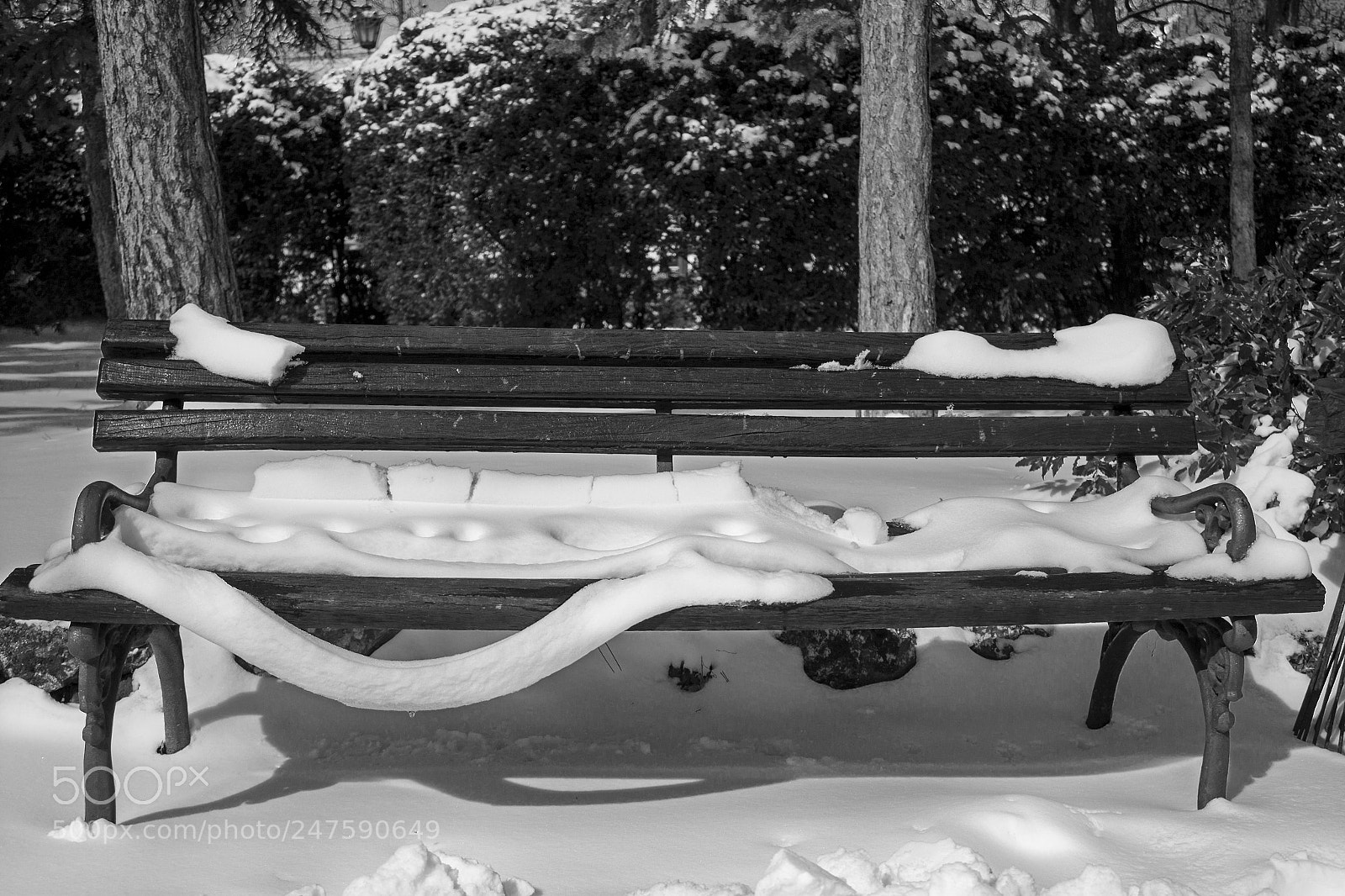 Canon EOS 600D (Rebel EOS T3i / EOS Kiss X5) sample photo. Winter bench photography
