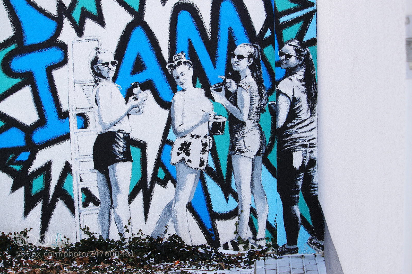 Canon EOS 500D (EOS Rebel T1i / EOS Kiss X3) sample photo. Girls. street art photography