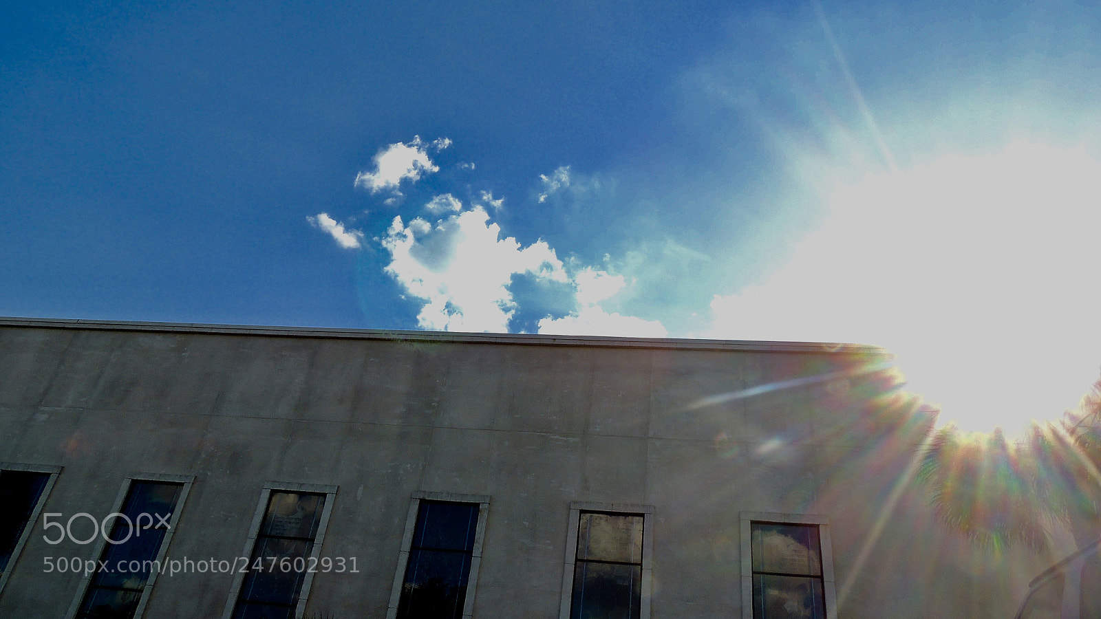 Nikon Coolpix P510 sample photo. Sun behind a building photography