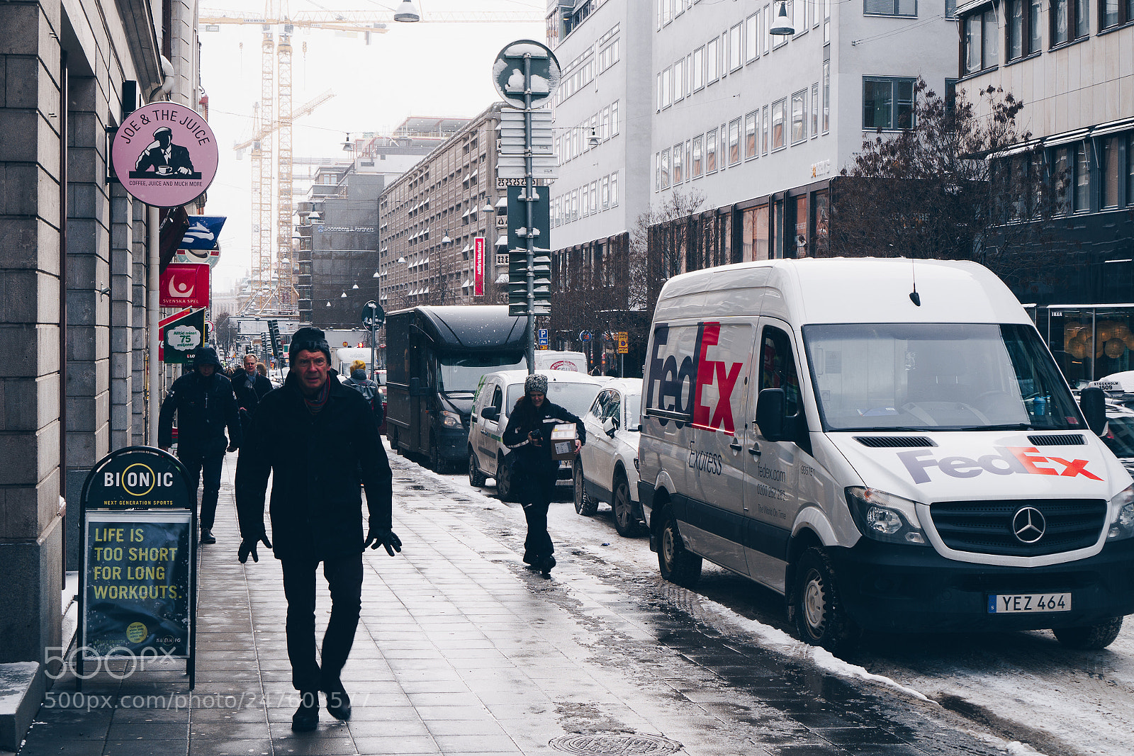 Sony a6300 sample photo. Cold in stockholm : street photography