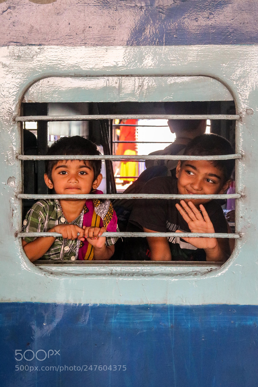 Canon EOS 750D (EOS Rebel T6i / EOS Kiss X8i) sample photo. Strangers on a train.jpg photography