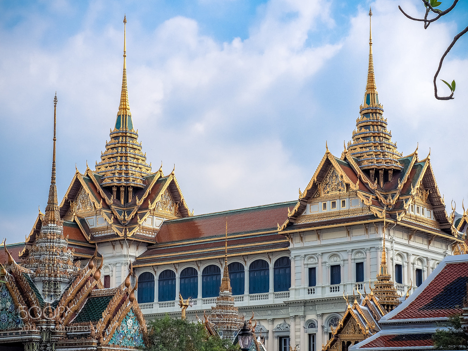 Olympus OM-D E-M10 II sample photo. Chakri maha prasat in photography