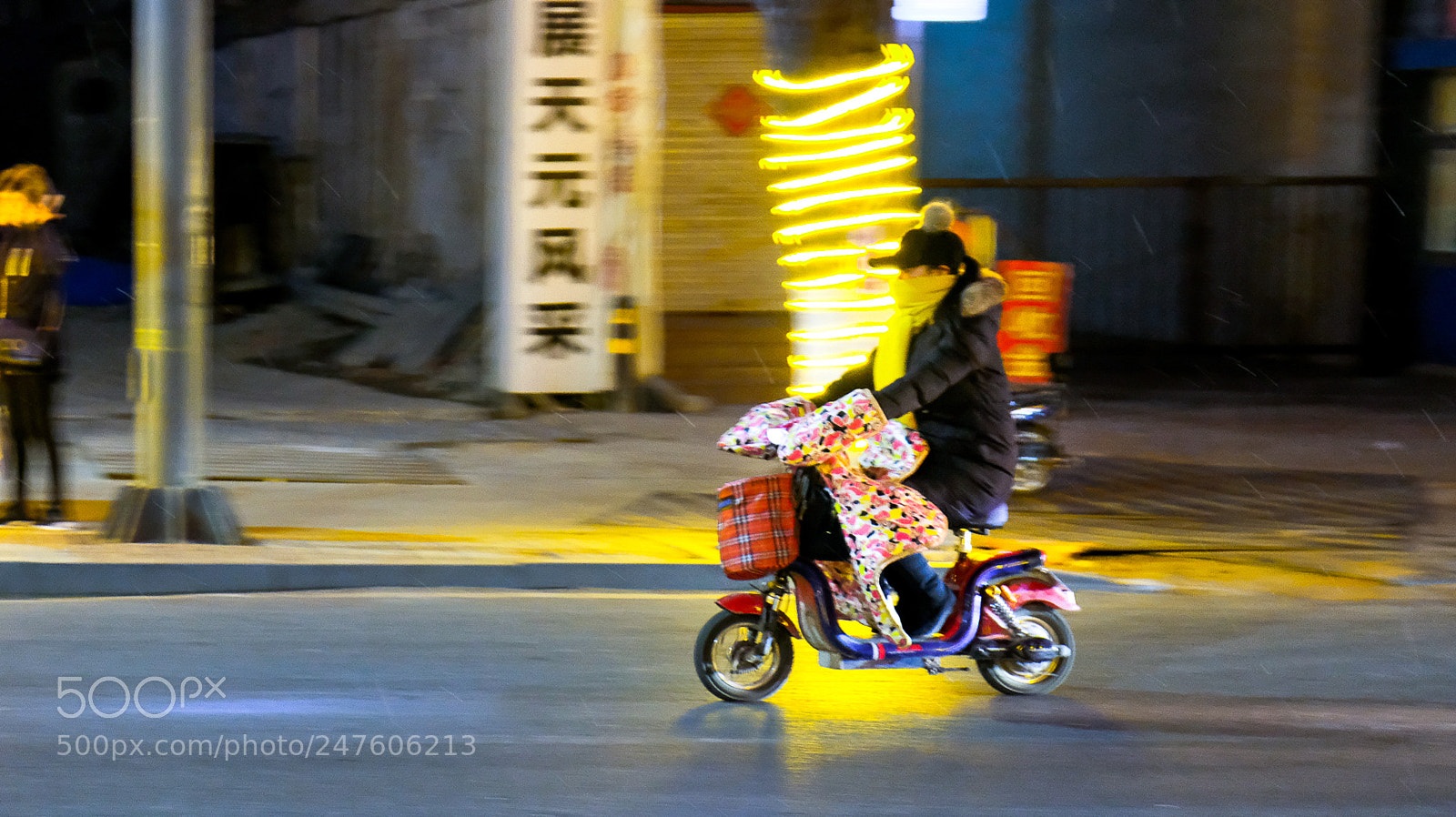 Fujifilm X-T20 sample photo. Rushing home photography