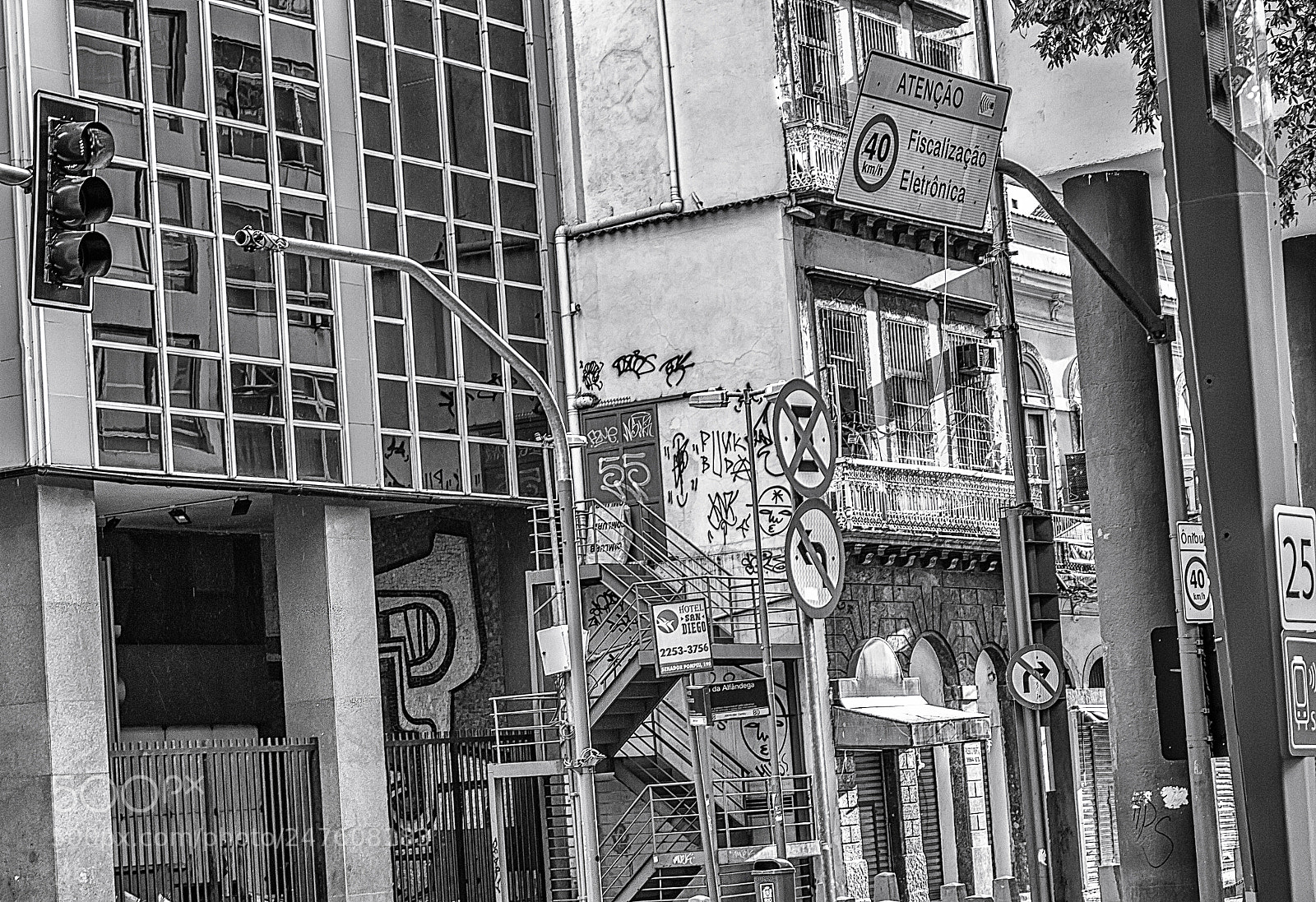 Canon EOS 700D (EOS Rebel T5i / EOS Kiss X7i) sample photo. Architecture and signs photography