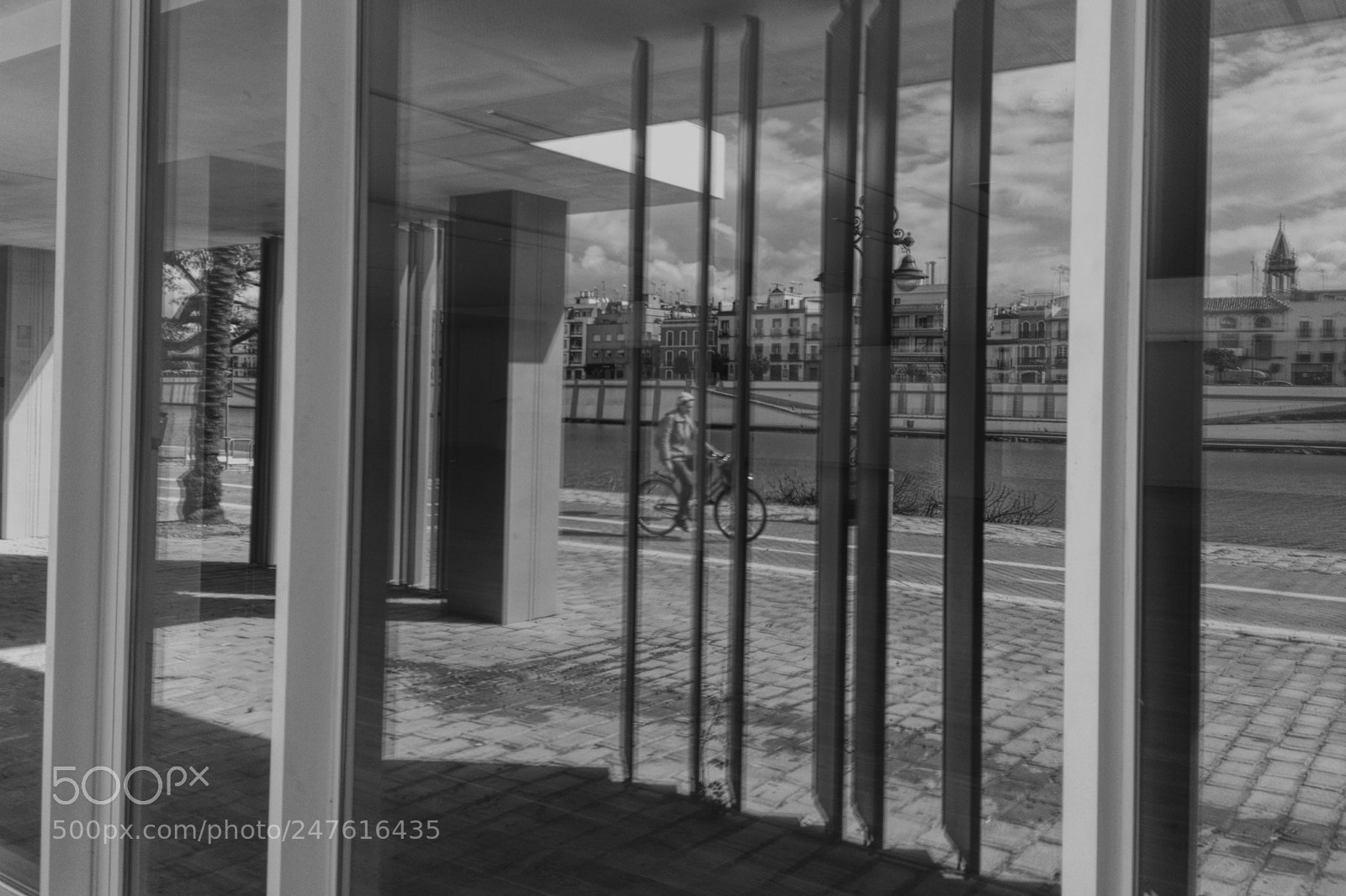 Apple iPhone SE sample photo. Reflejos, guadalquivir, triana, ciclista,... photography